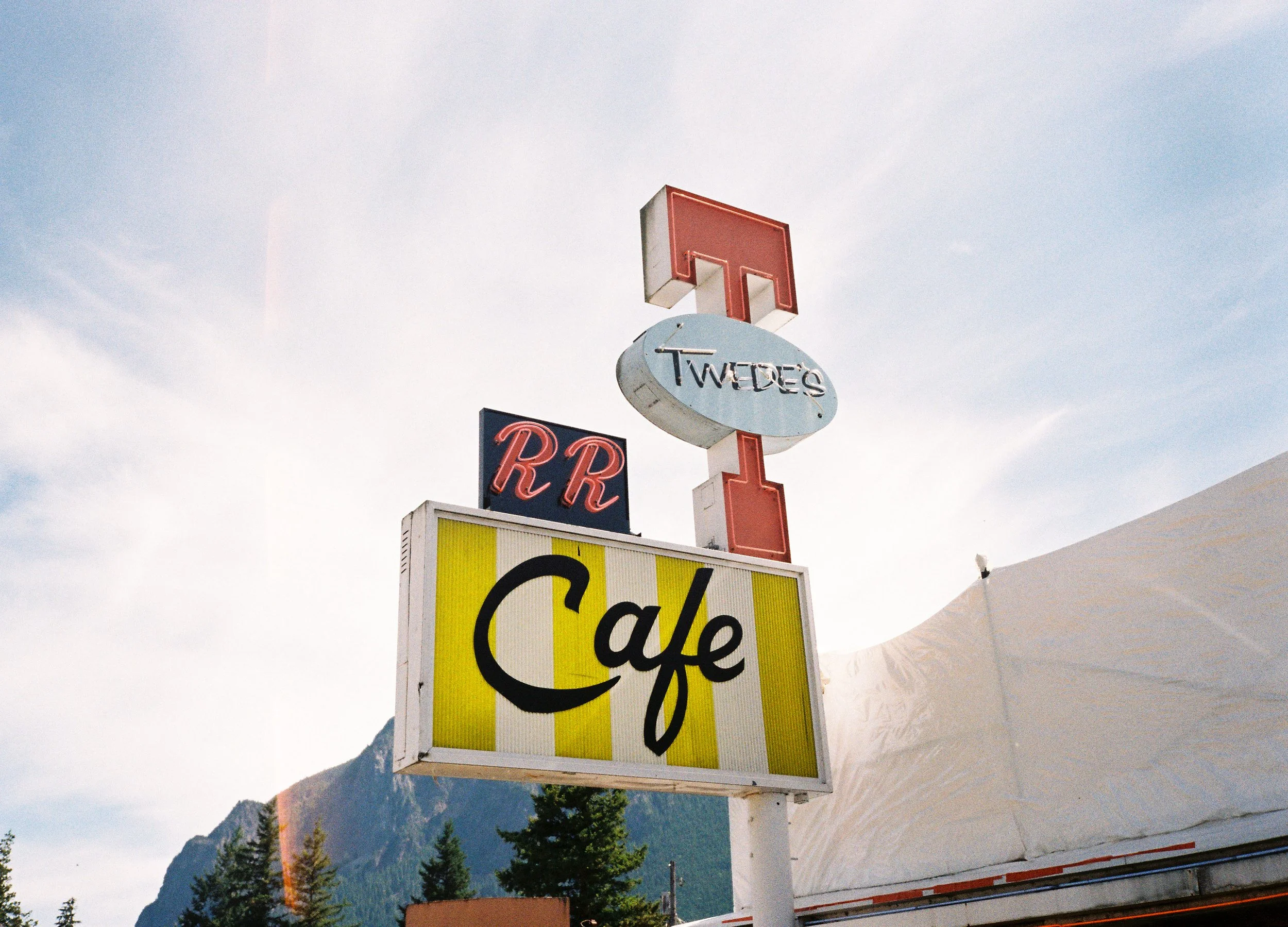 pnw219-twedes-cafe-rr-washington-twin-peaks-diner-sign.jpg