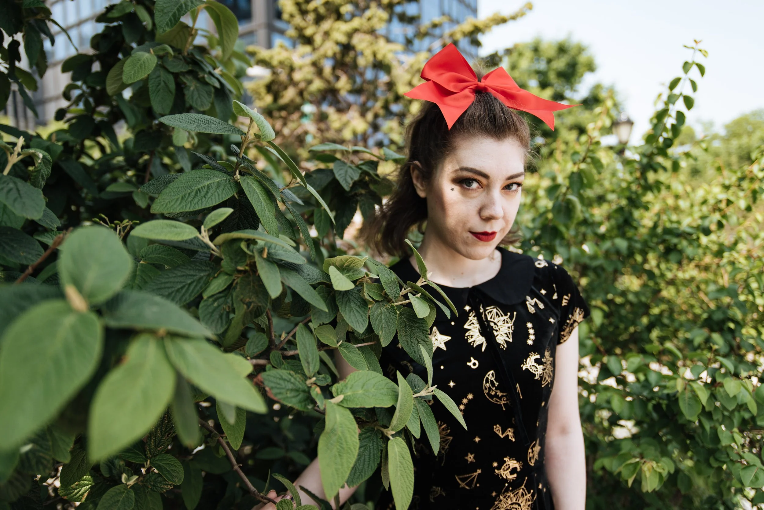 BT334-katytastic-red-bow-in-leaves.jpg
