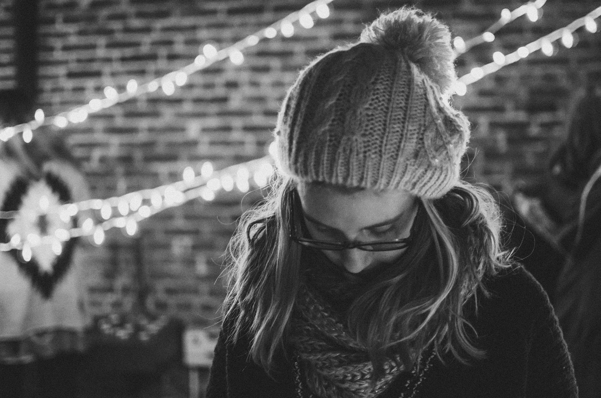 d1-woman-in-hat-twinkly-lights.jpg