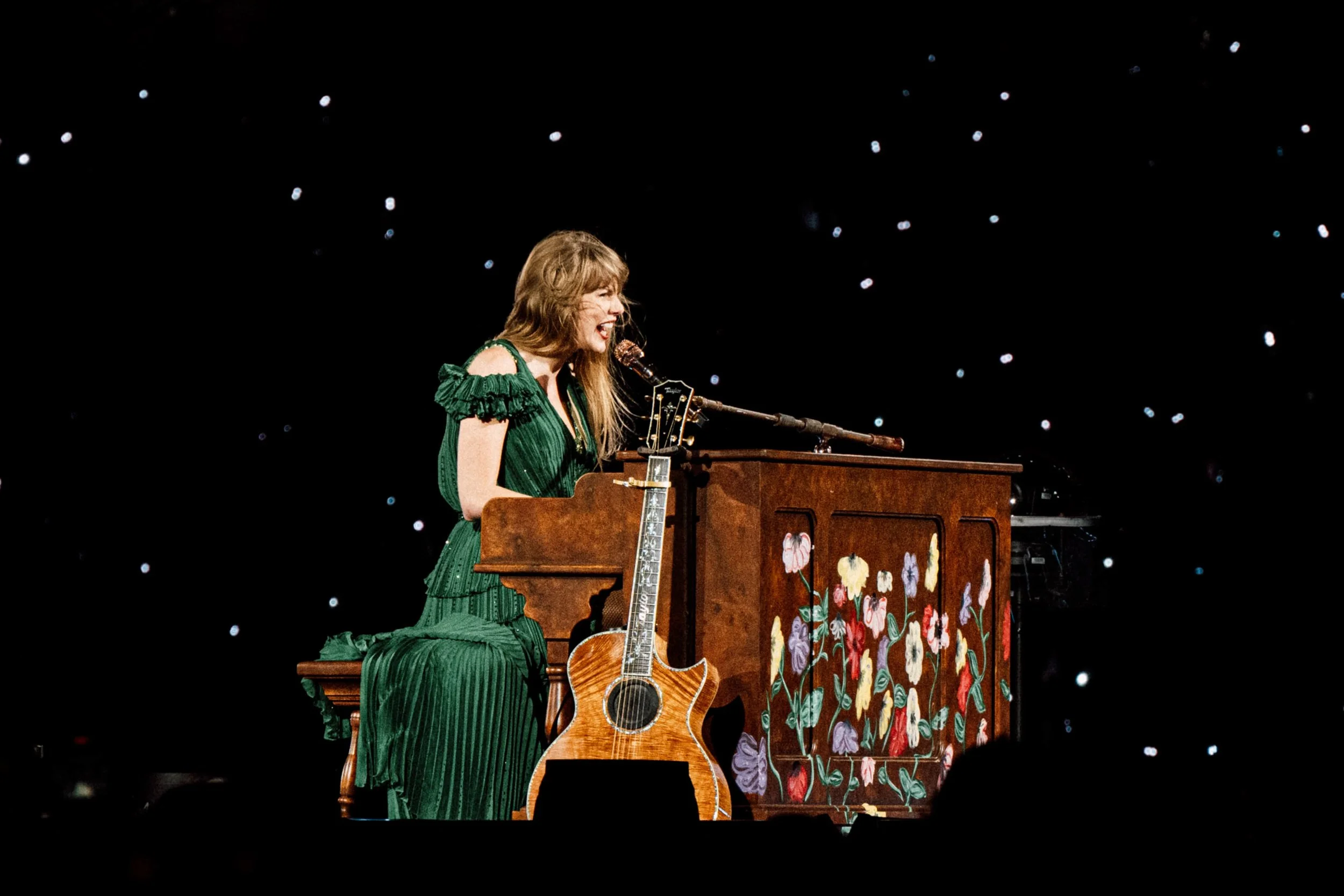 taylor-swift-surprise-song-guitar-green-piano-chicago-eras-tour-2.jpg