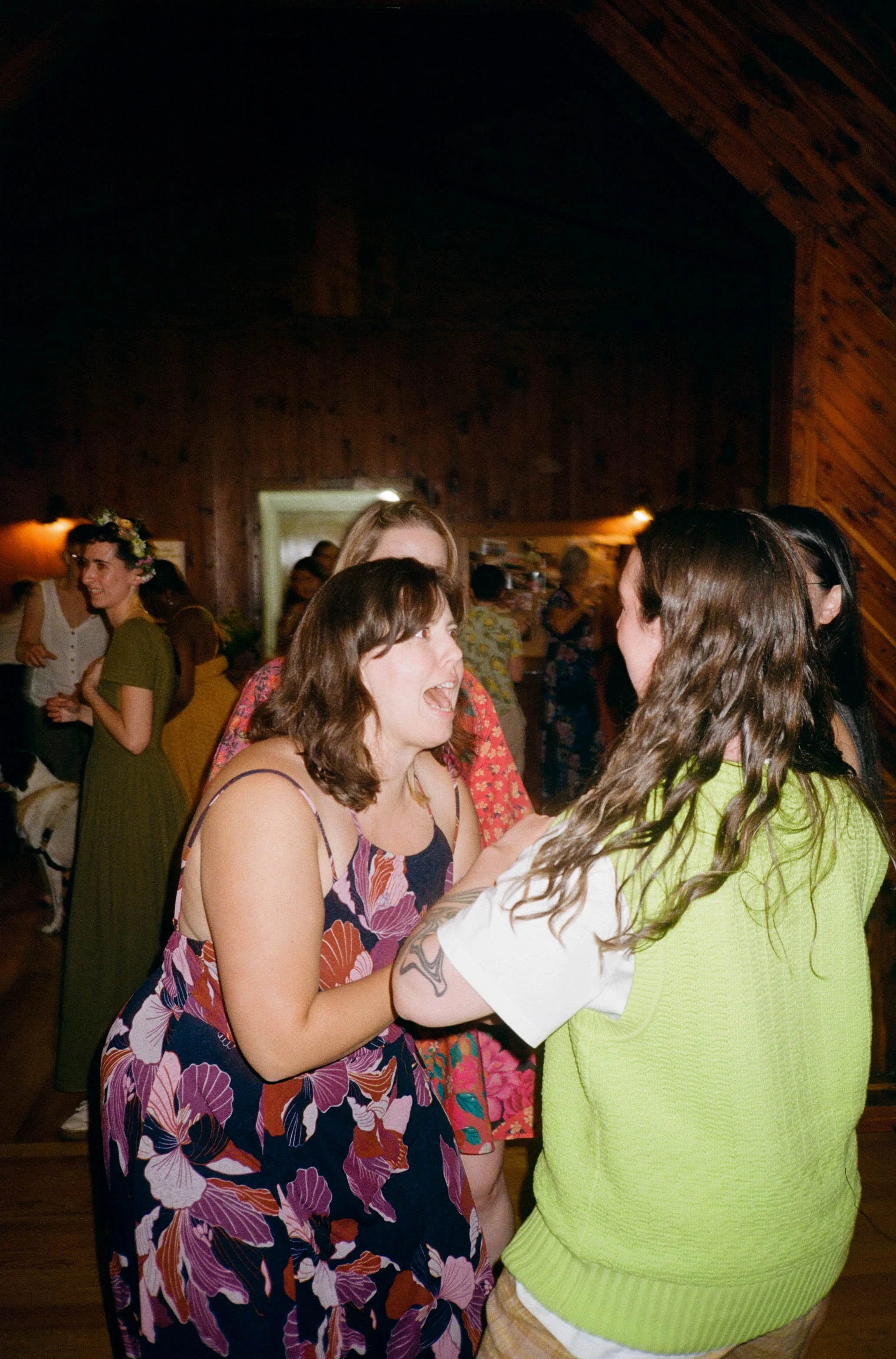 REW75-wedding-guests-dancing-flash.jpg