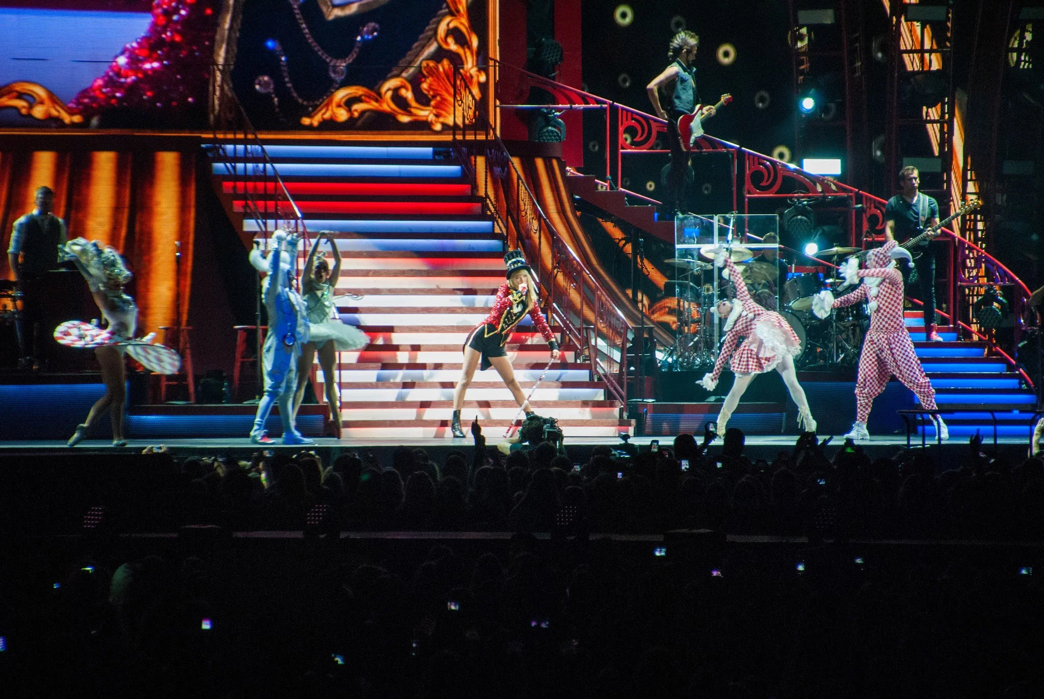 tay17-taylor-swift-red-tour-soldier-field-wanegbt-circus.jpg