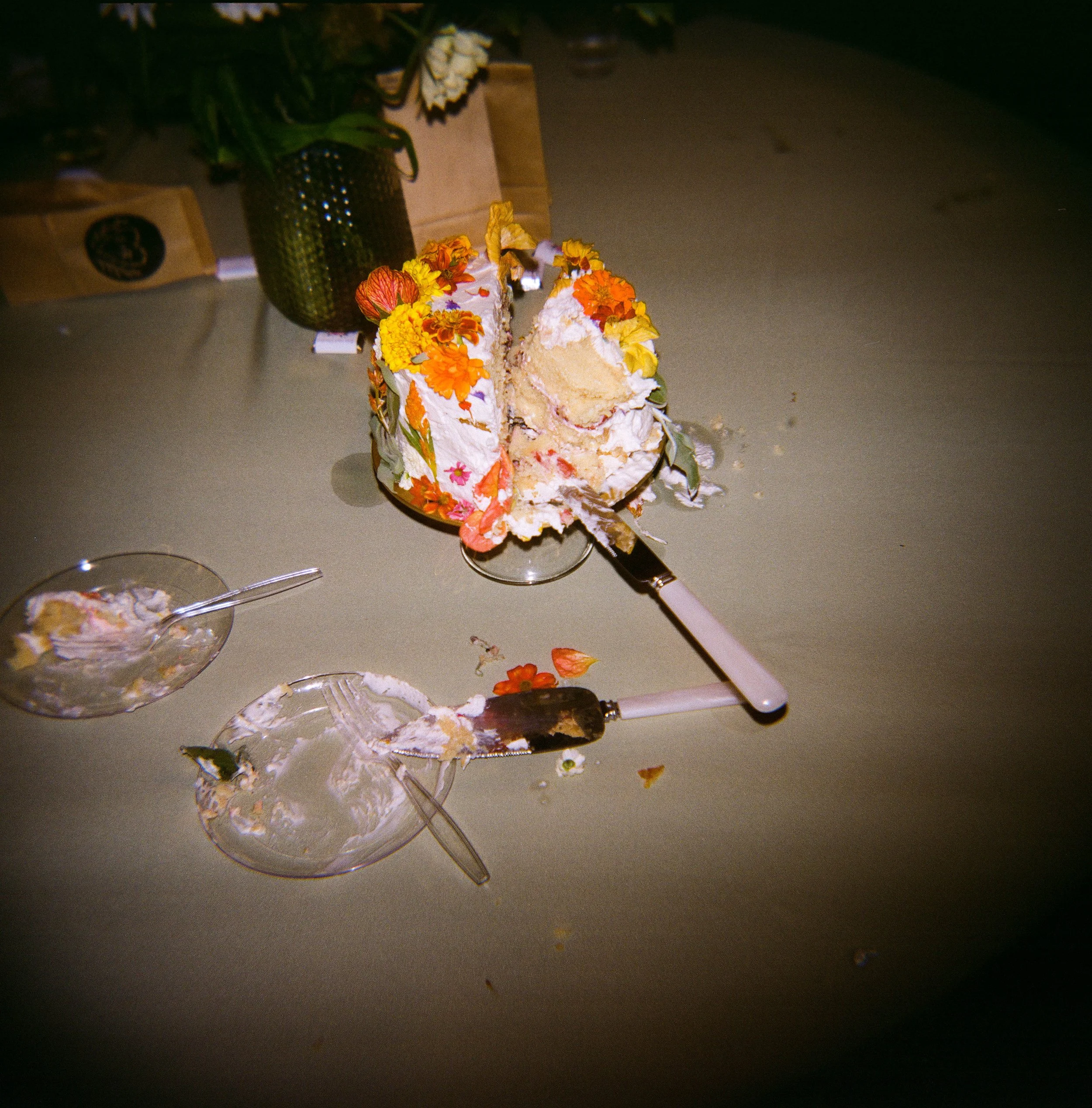 REW99-holga-wedding-cake-flowers.jpg