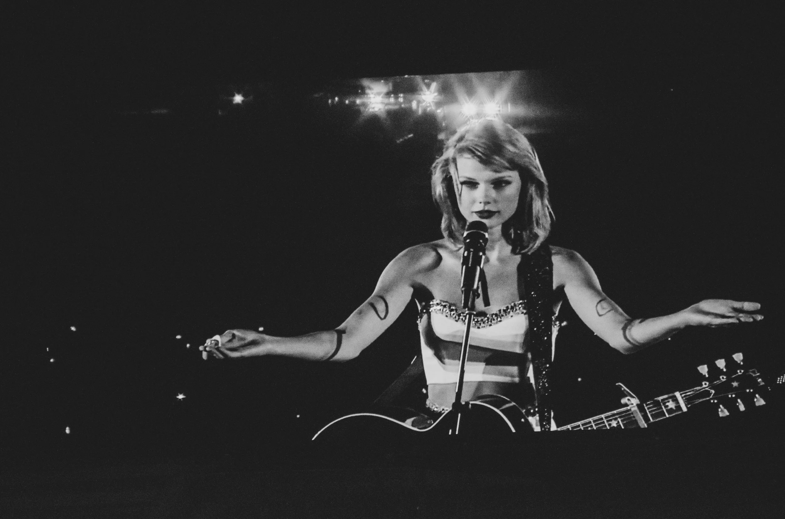 tay37-taylor-swift-1989-world-tour-live-surprise-song.jpg