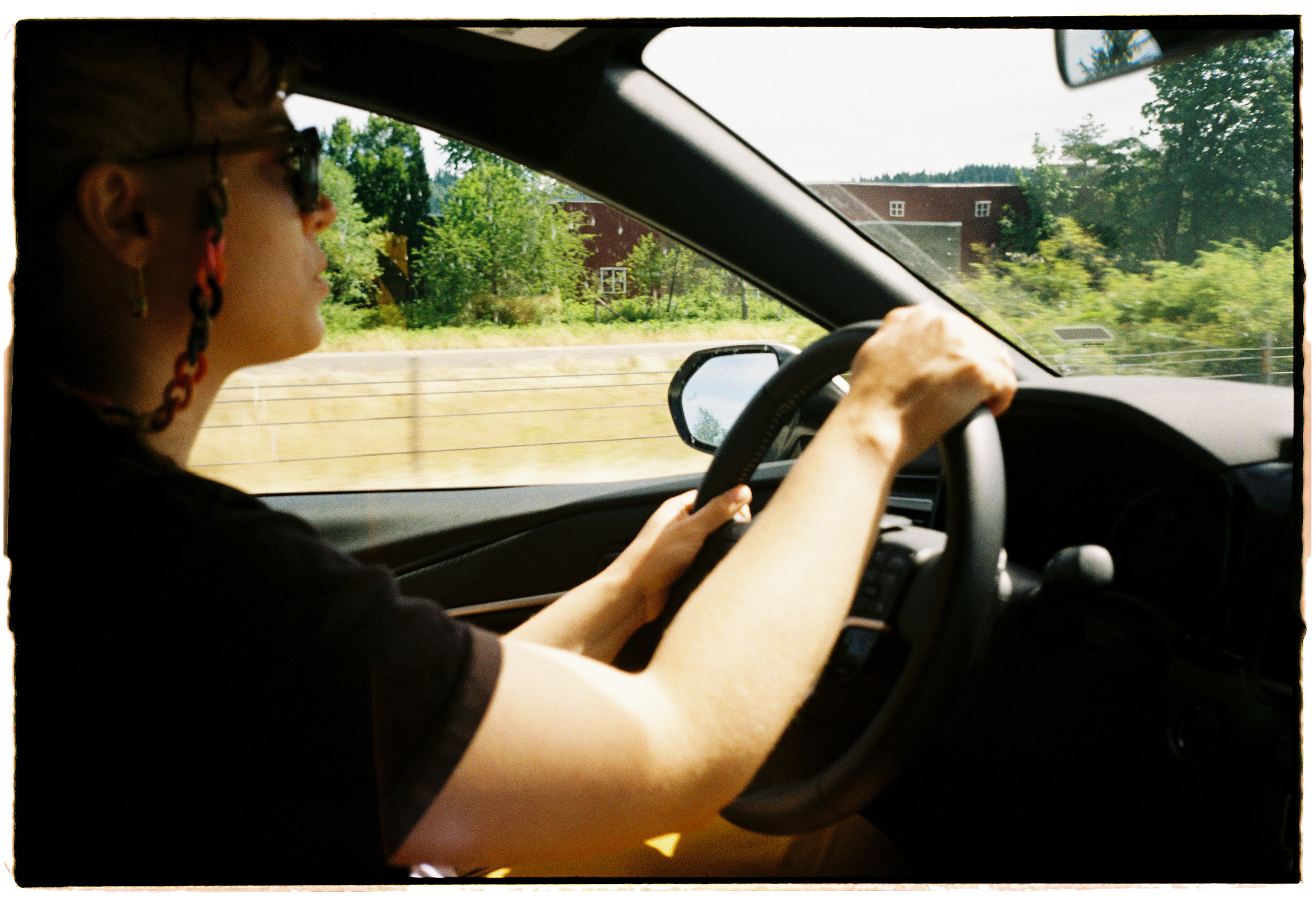 pnw226-woman-in-sunglasses-driving-car.png