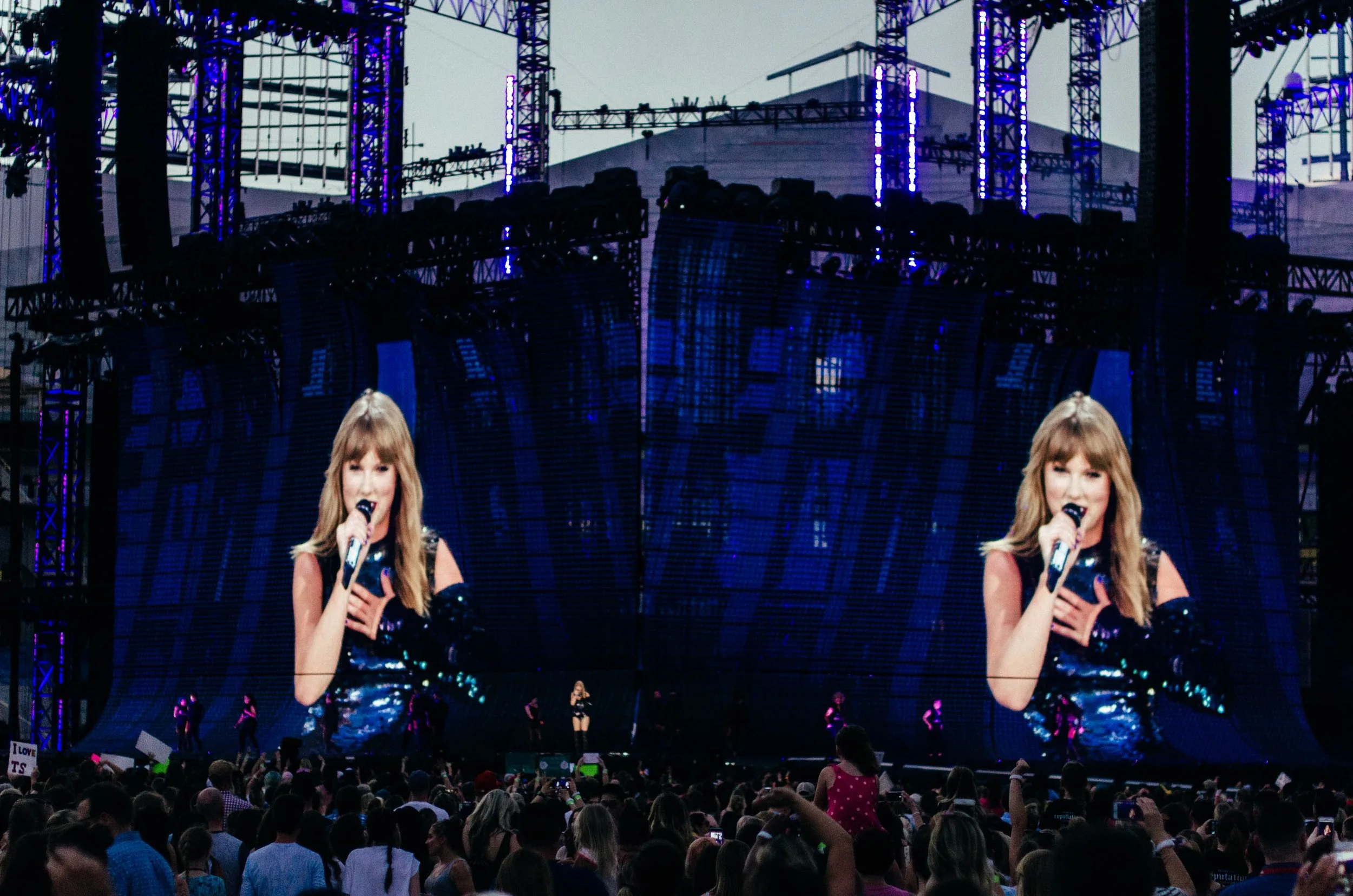 tay100-reputation-stadium-tour-stage-taylor-swift-louisville.jpg