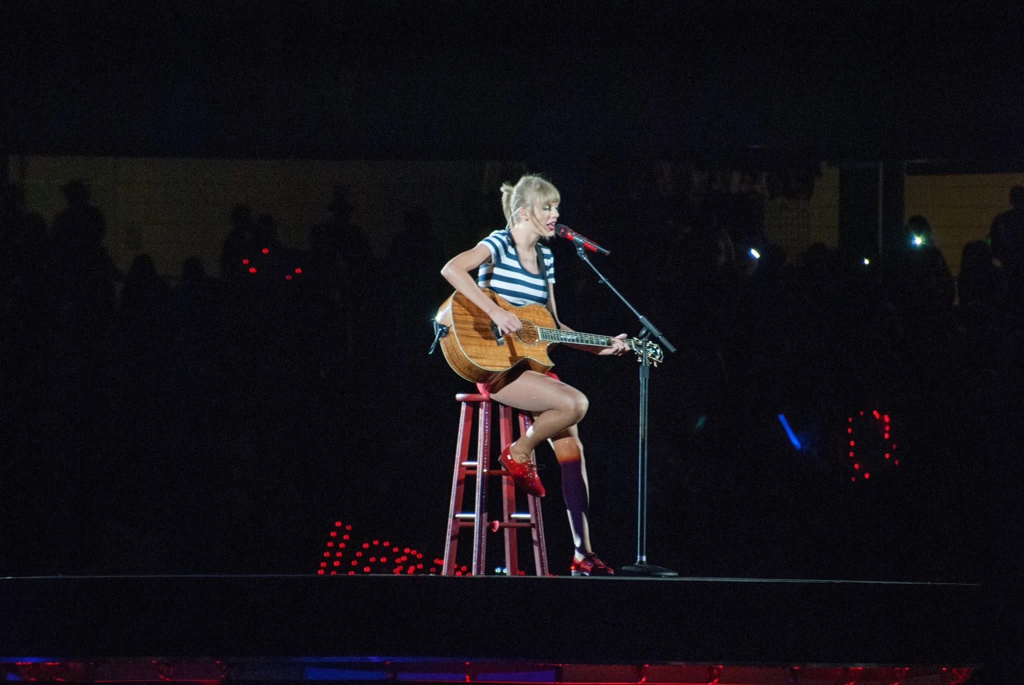 tay14-taylor-swift-red-tour-soldier-field-begin-again.jpg