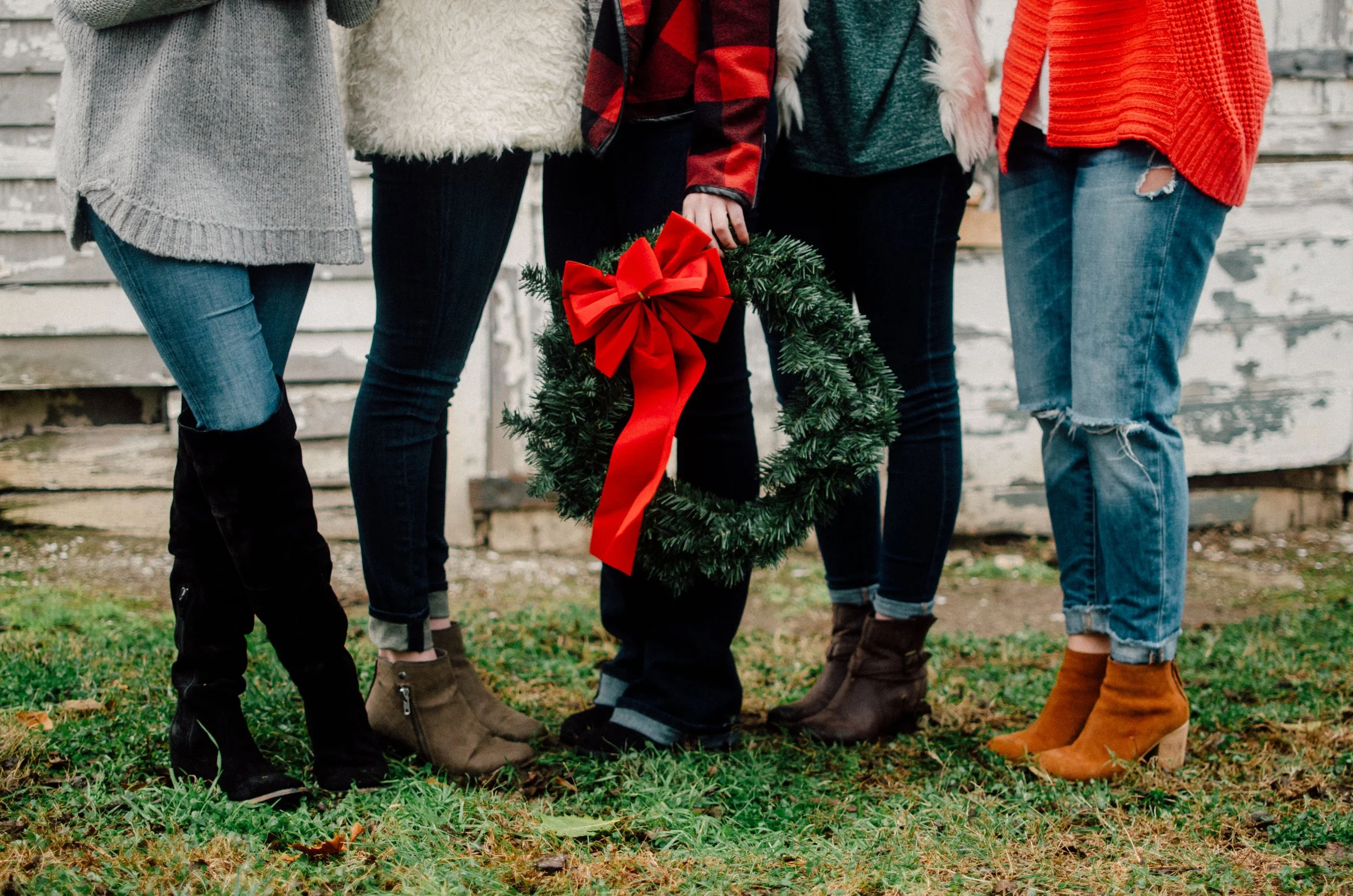 d128-women-christmas-wreath.jpg