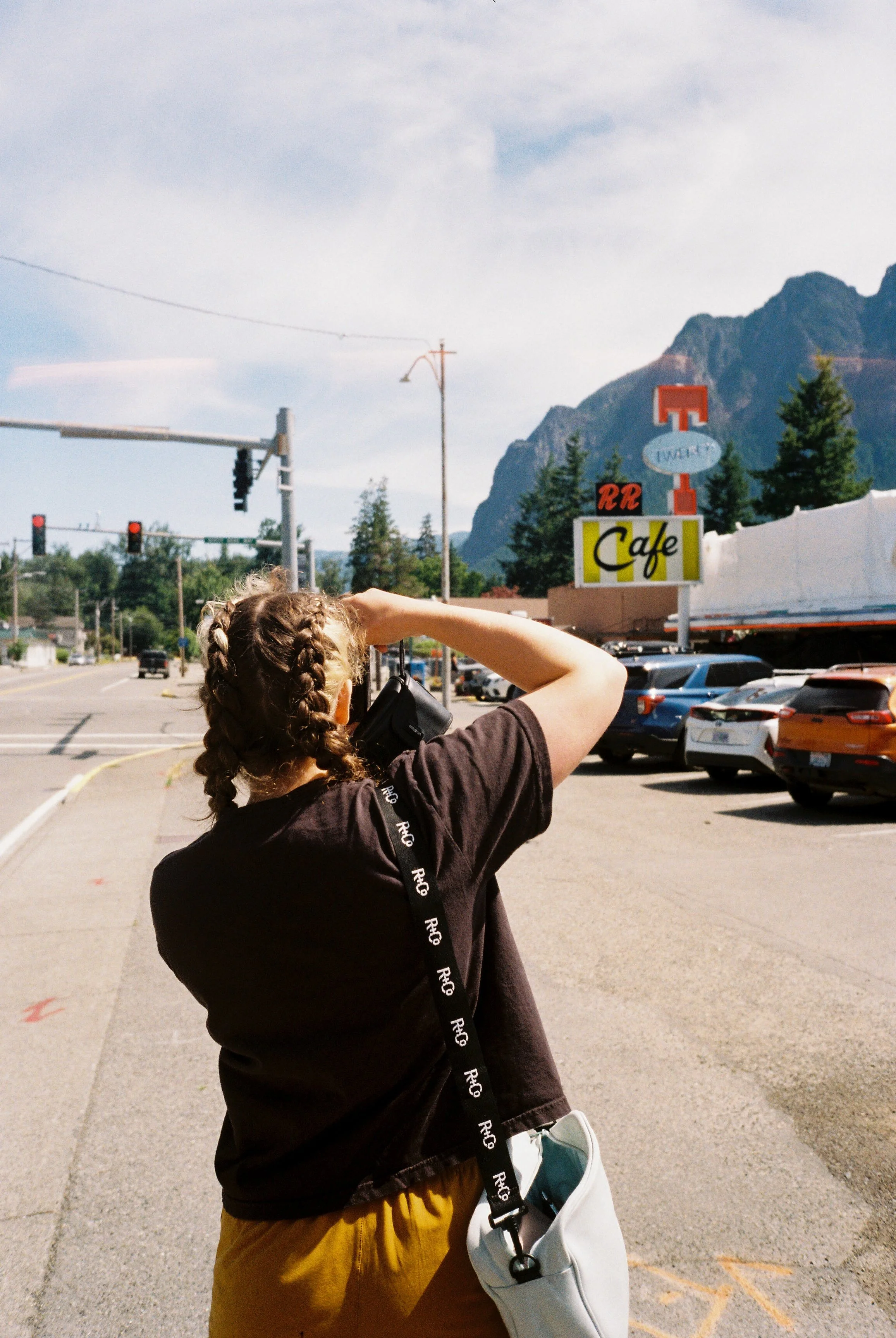 pnw218-woman-taking-photo-at-rr-cafe-washington.jpg
