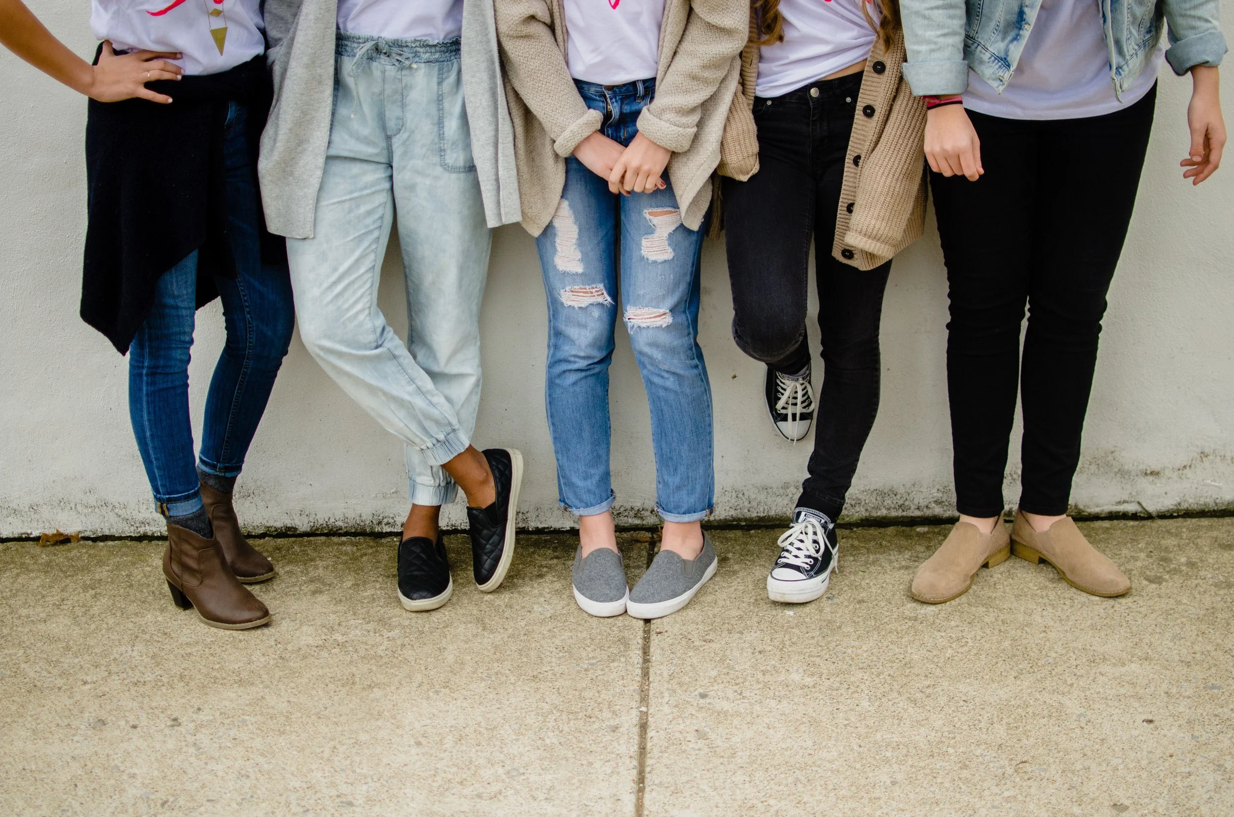 d68-girls-posing-shoes-jeans.jpg