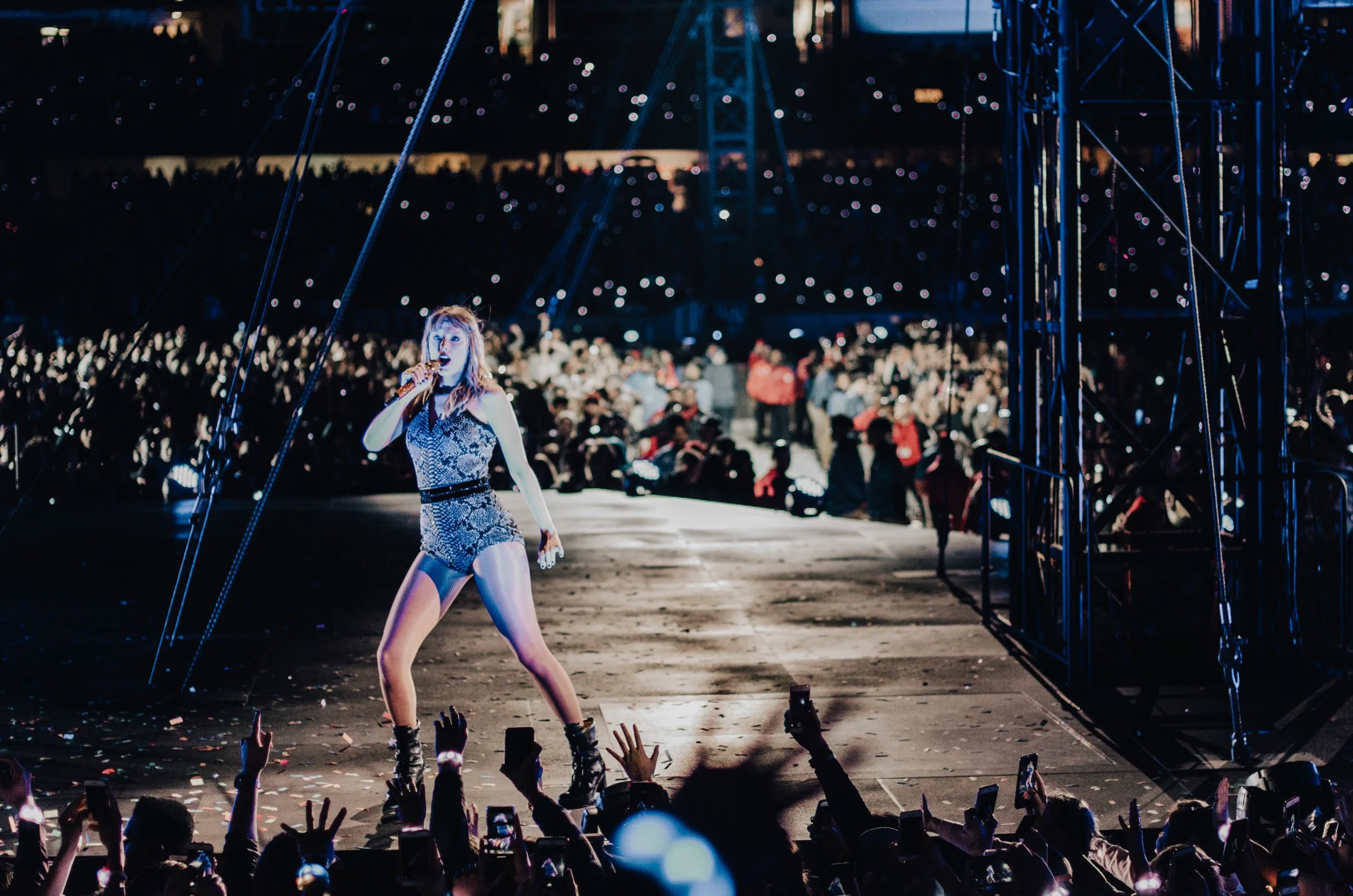 tay81-reputation-stadium-tour-soldier-field-taylor-swift-b-stage.jpg