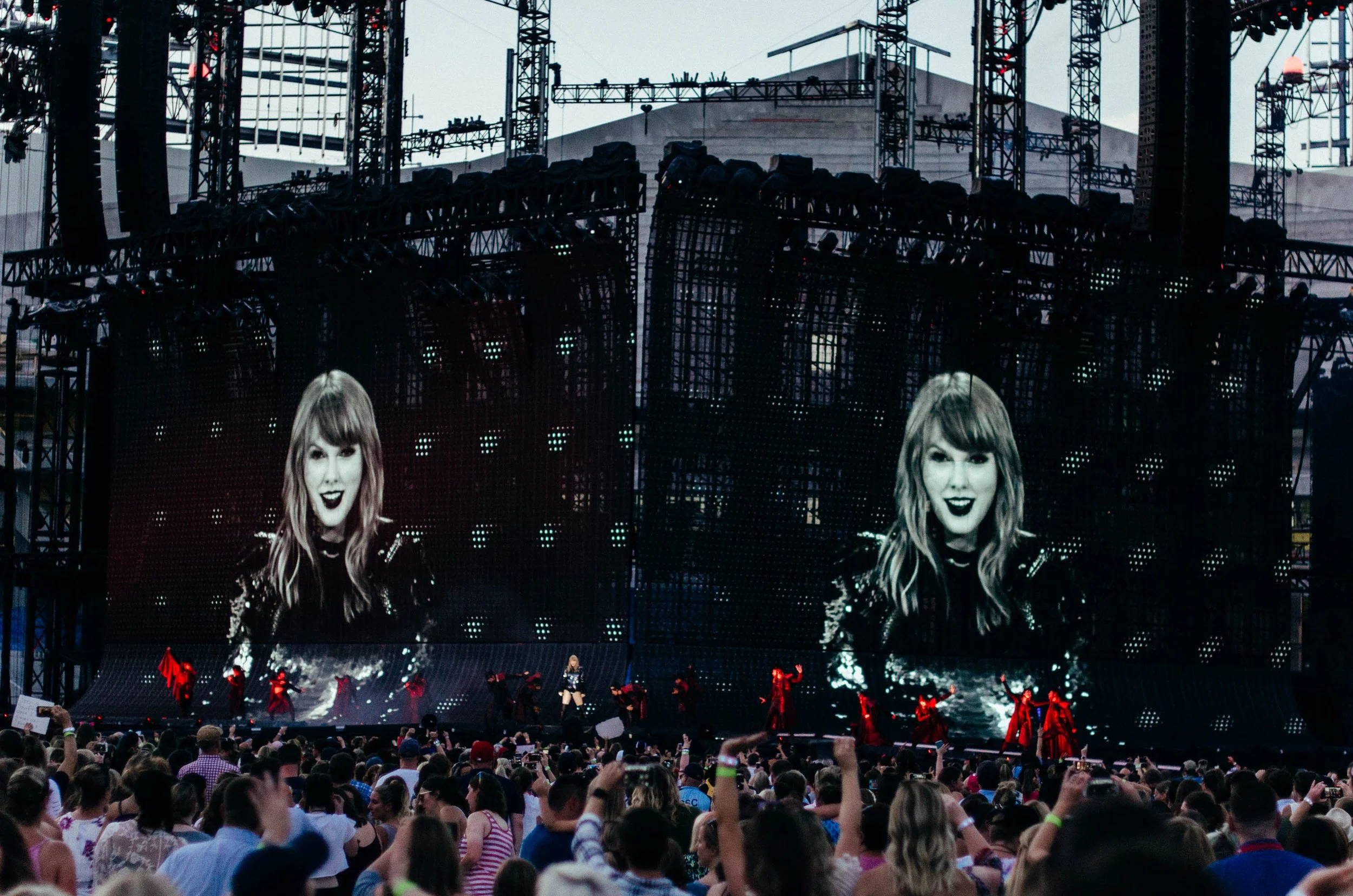 tay94-reputation-stadium-tour-stage-taylor-swift-louisville.jpg