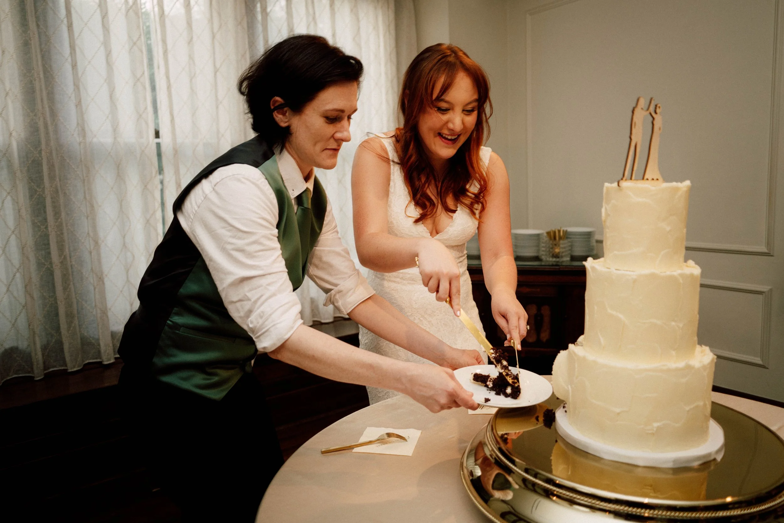 HRD59-brides-cutting-cake-at-wedding.jpg
