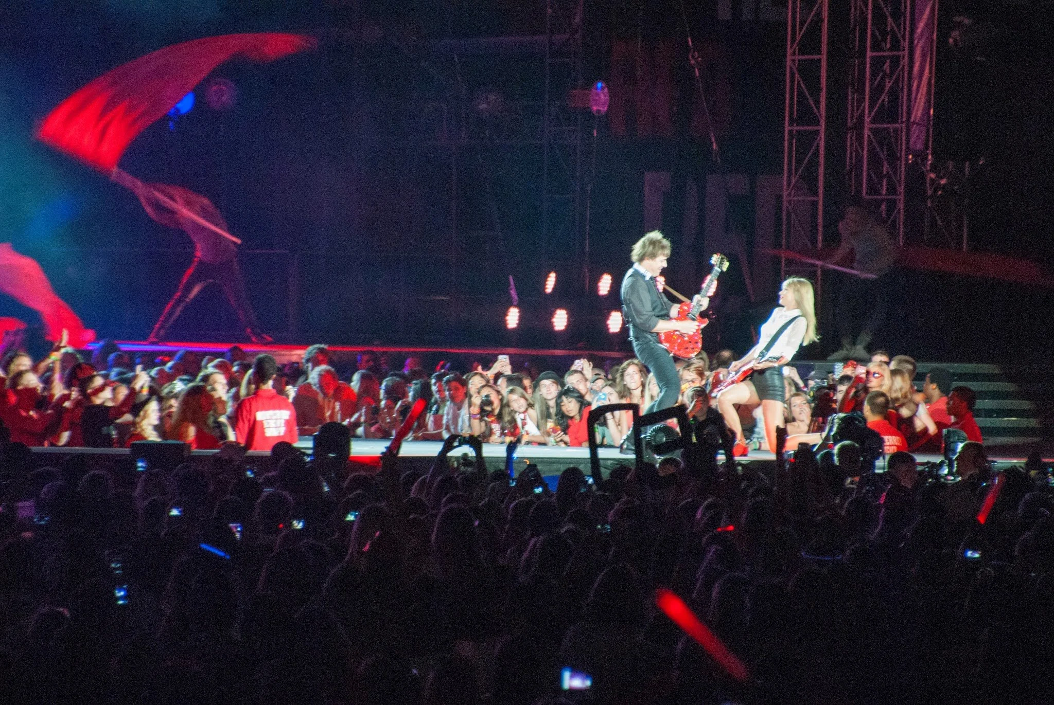 tay5-taylor-swift-red-tour-soldier-field-paul-sidoti.jpg