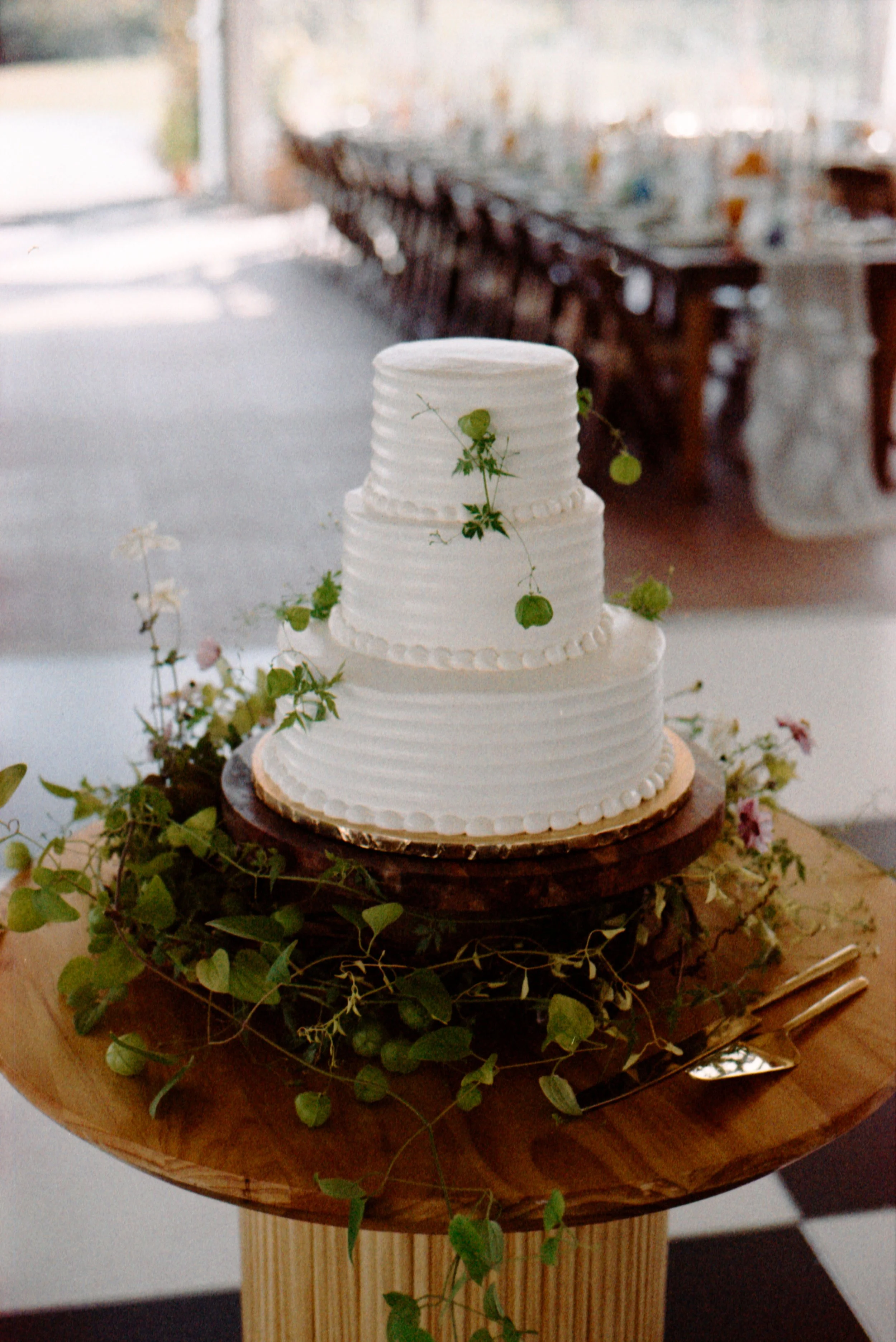 LBW66-white-wedding-cake-with-floral-decor.jpg