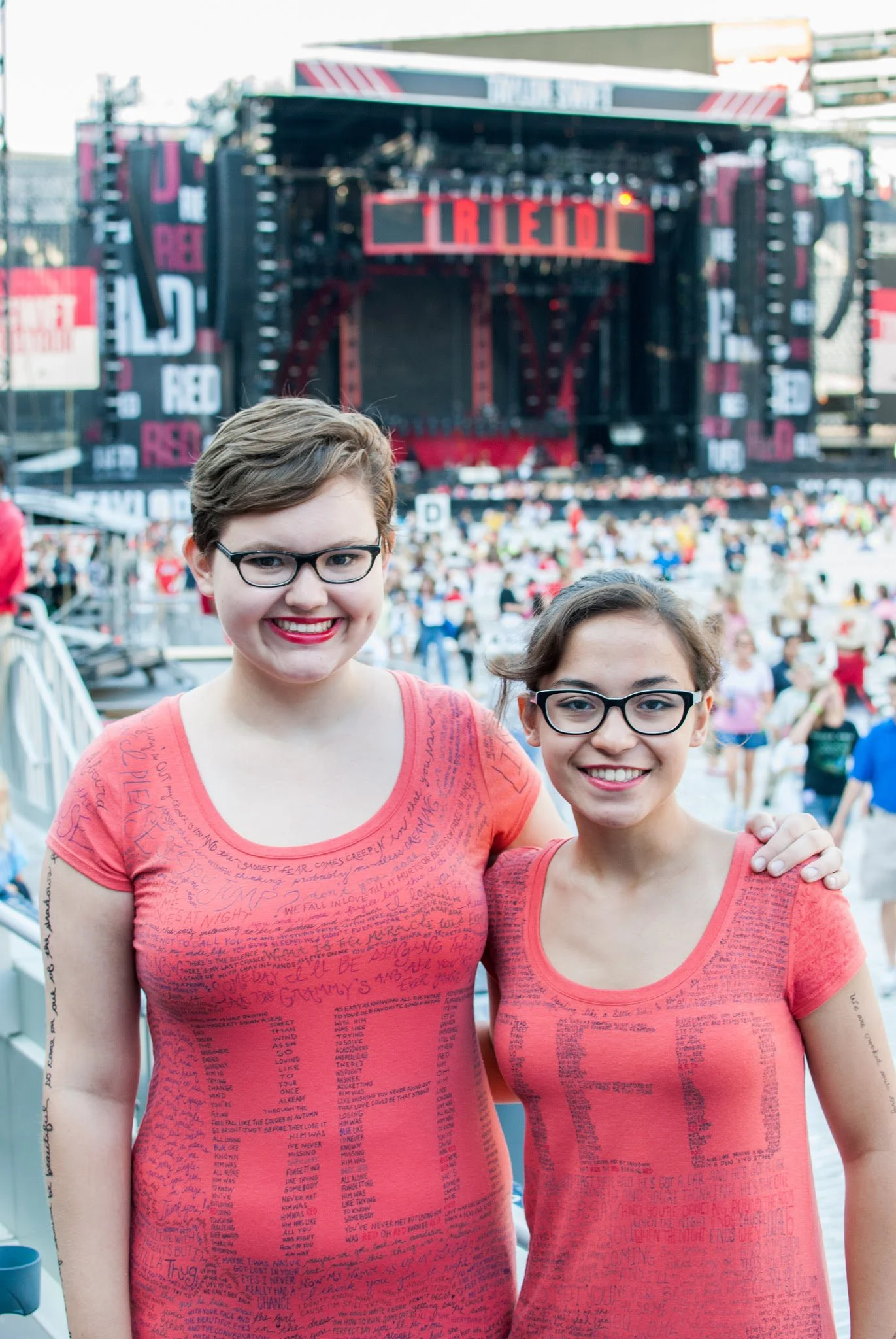 tay1-two-girls-in-matching-dresses-red-tour-soldier-field.jpg