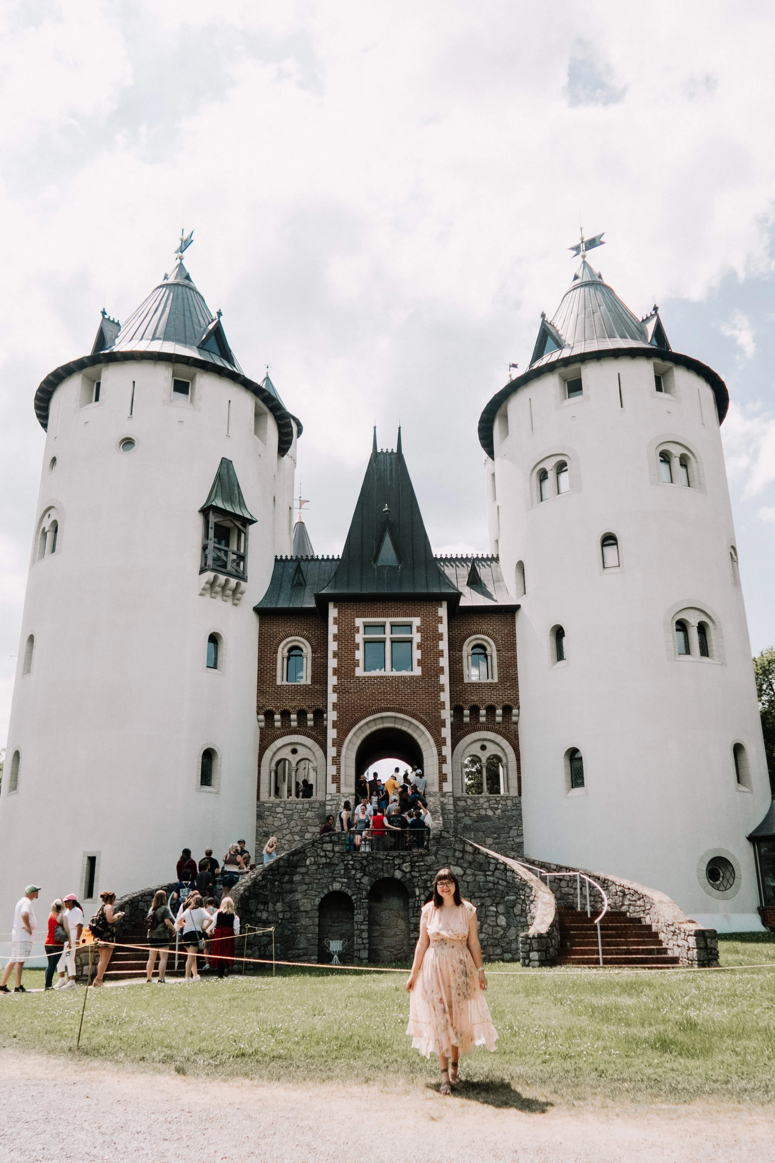 tay186-woman-outside-castle-gwynne-tennesee-love-story.jpg