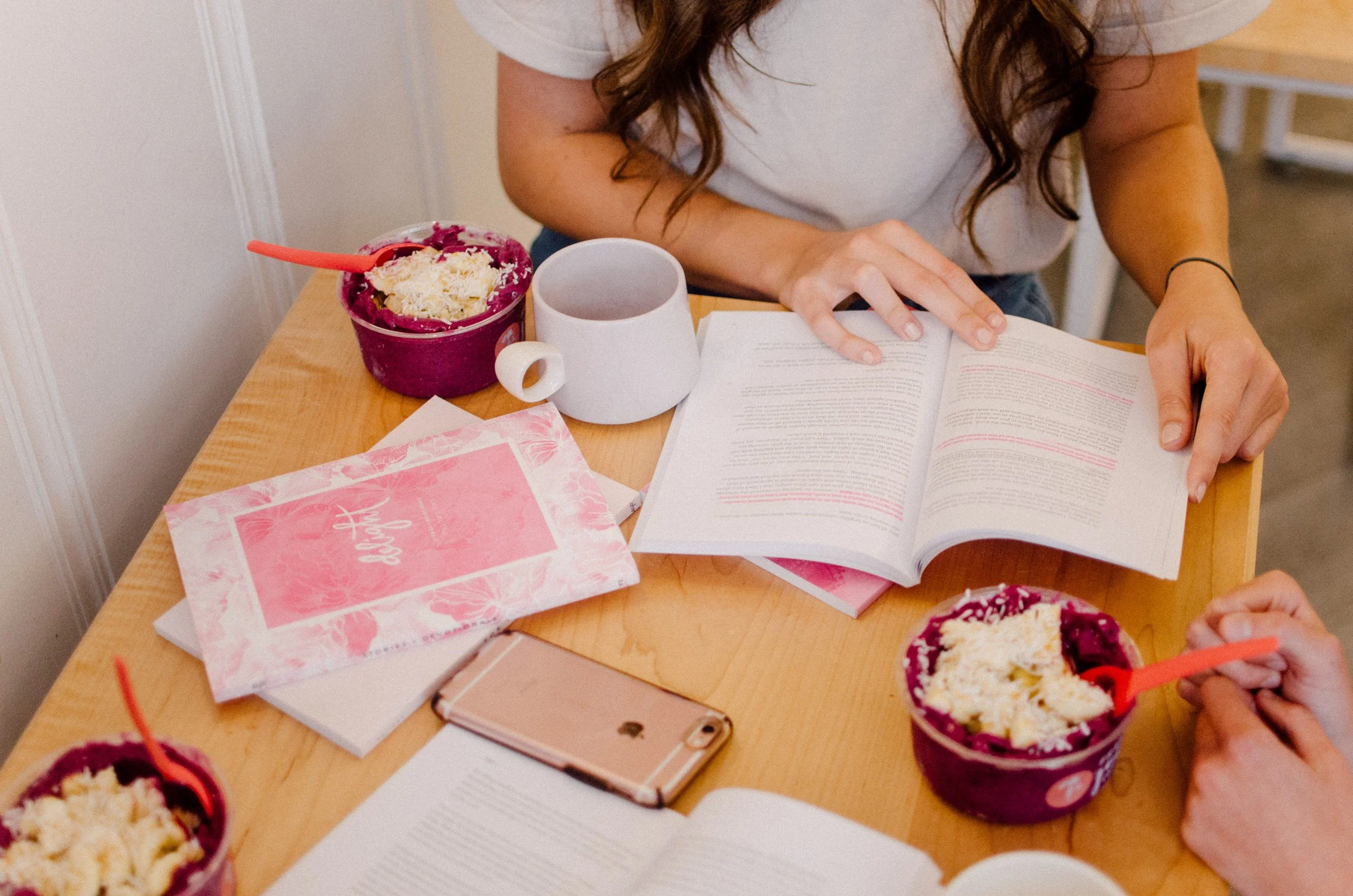 d187-smoothie-bowls-books-pink.jpg