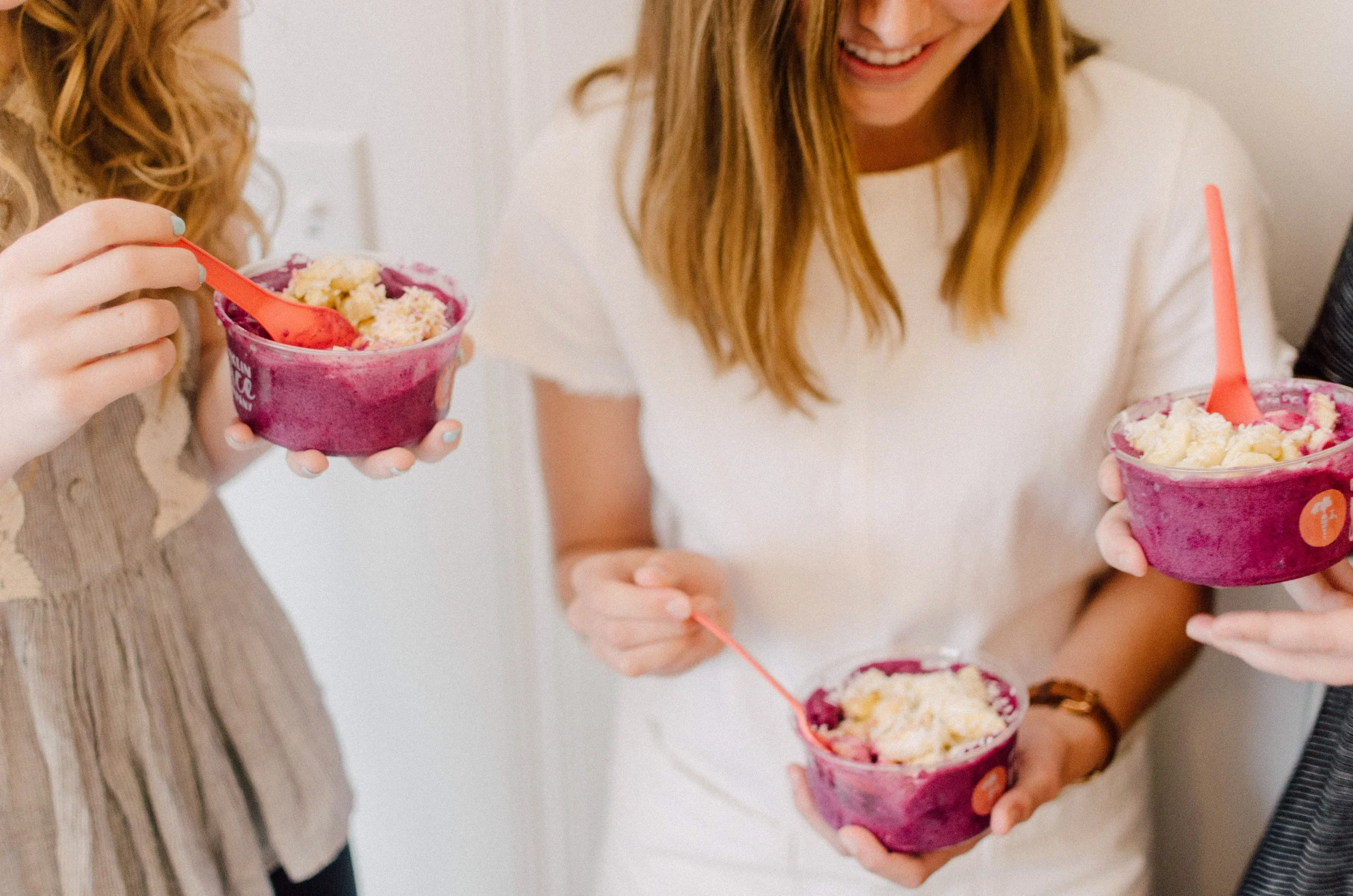 d190-women-eating-smoothie-bowls.jpg
