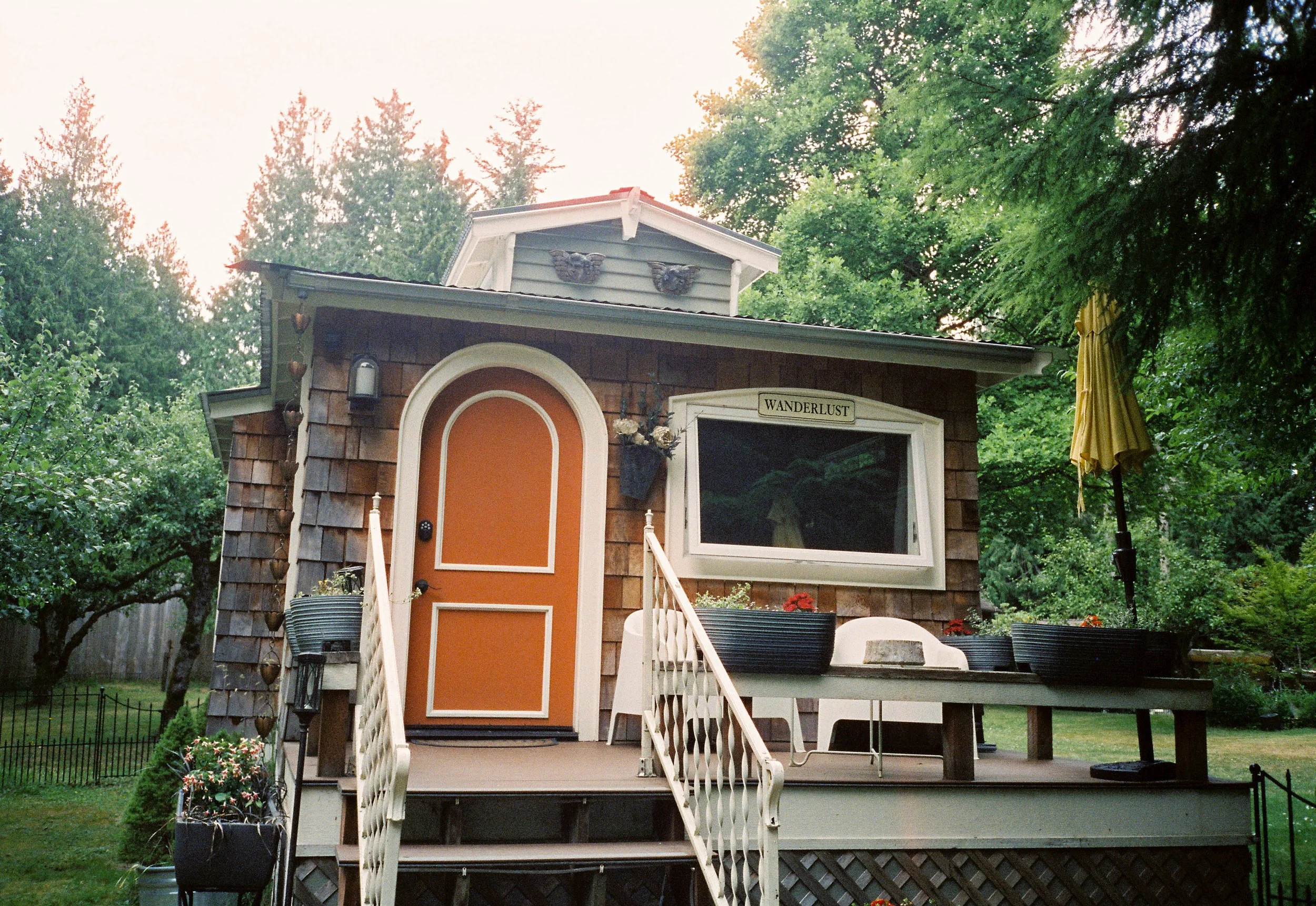 pnw175-wanderlust-cottage-orange-door-bainbridge-island.jpg