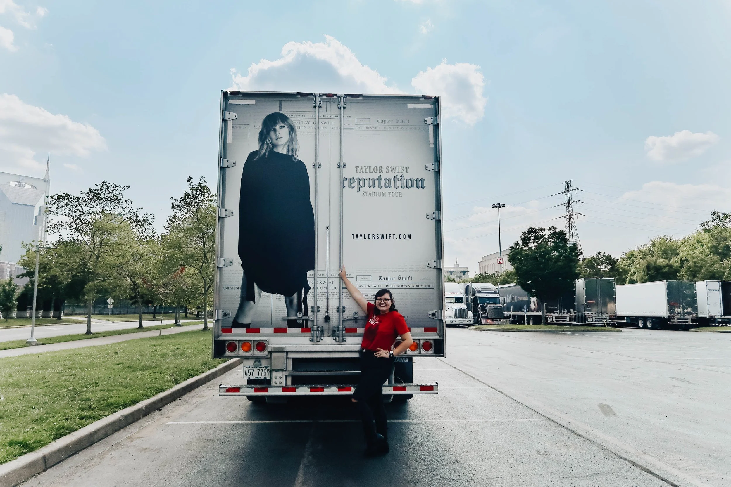 tay120-girl-with-reputation-stadium-tour-bus-taylor-swift.jpg