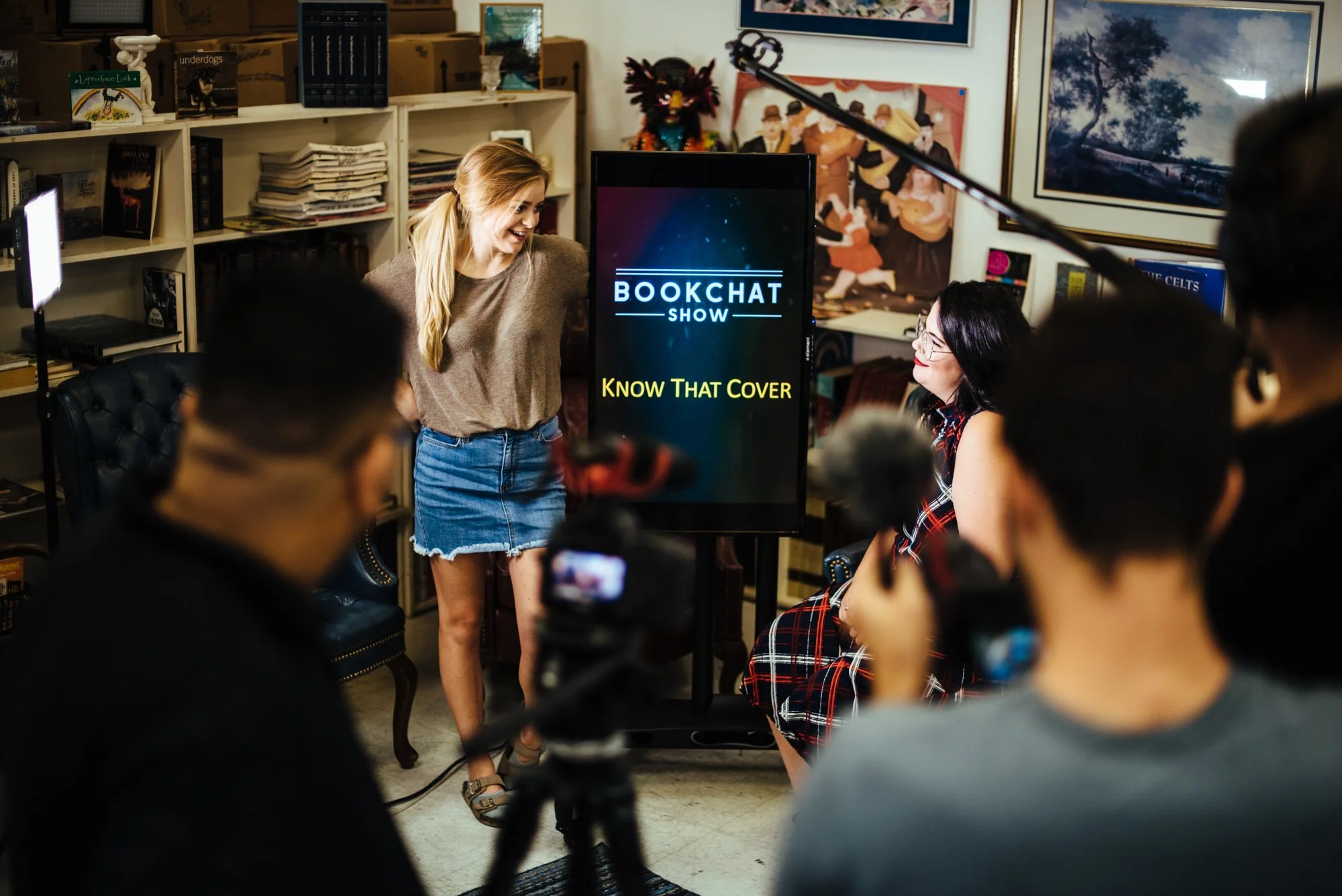 BT220-bookchat-show-know-that-cover-on-screen.jpg