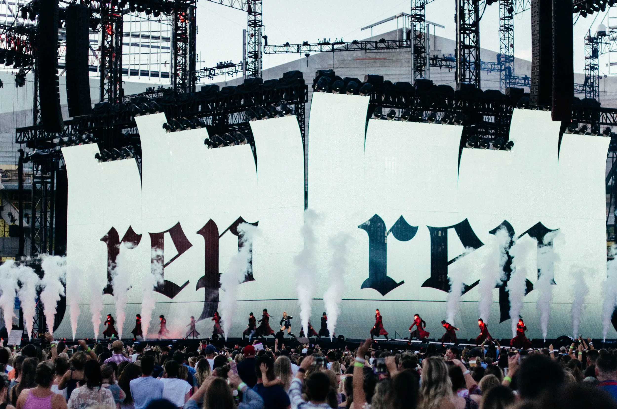 tay93-reputation-stadium-tour-stage-taylor-swift-louisville.jpg