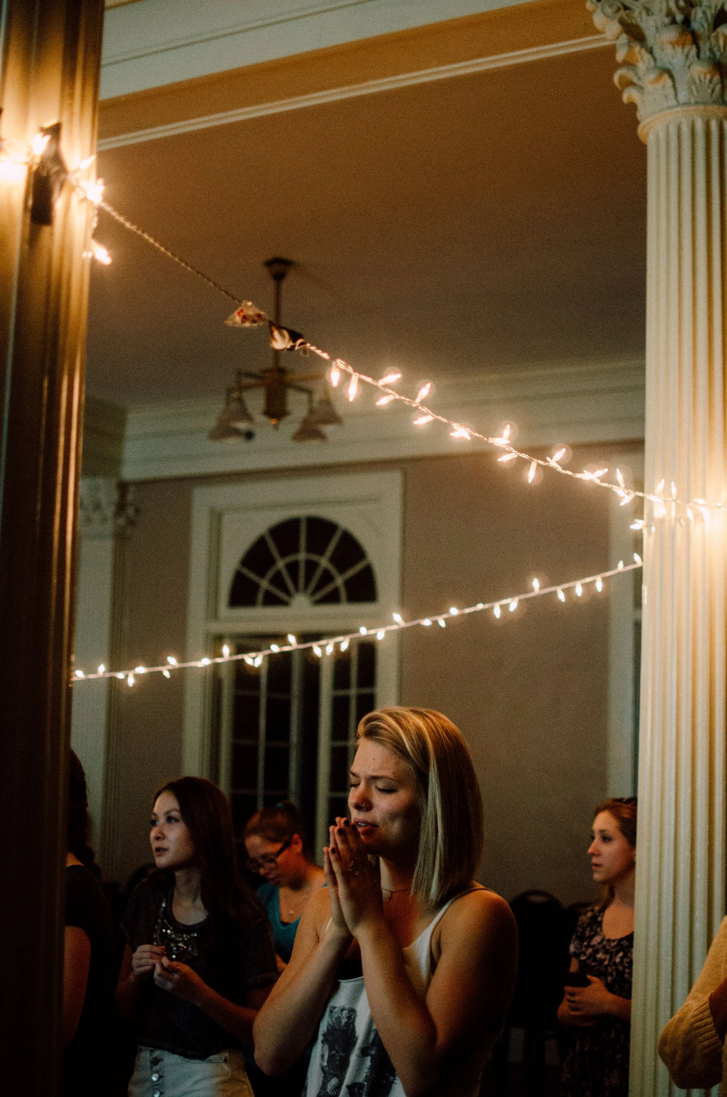 d23-women-worshipping-belmont-university-twinkle-lights.jpg