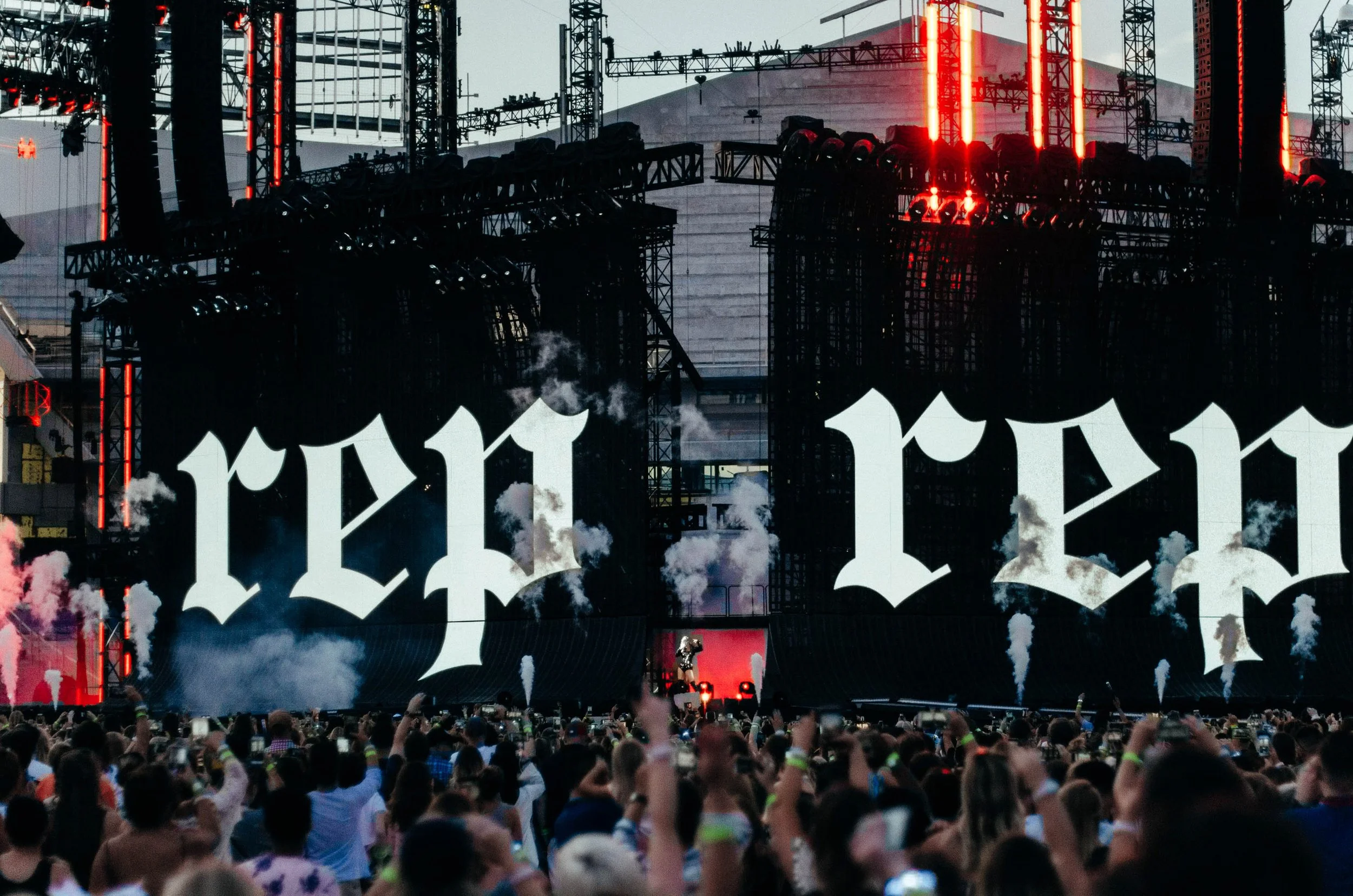 tay92-reputation-stadium-tour-stage-taylor-swift-louisville.jpg