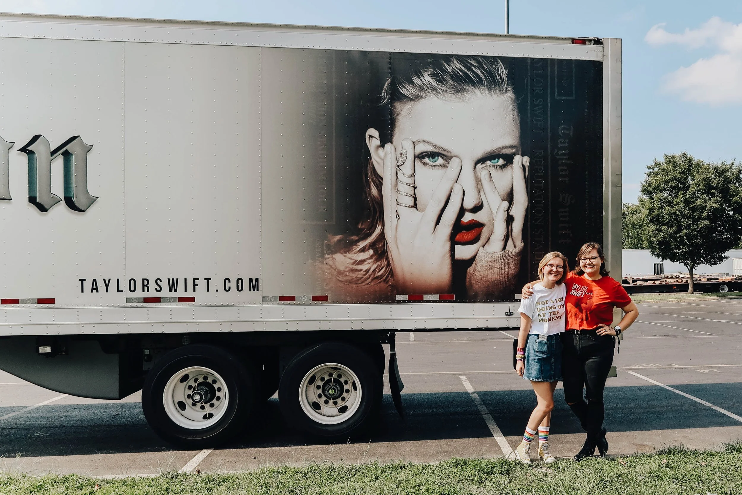 tay119-two-girls-with-reputation-stadium-tour-bus-taylor-swift.jpg