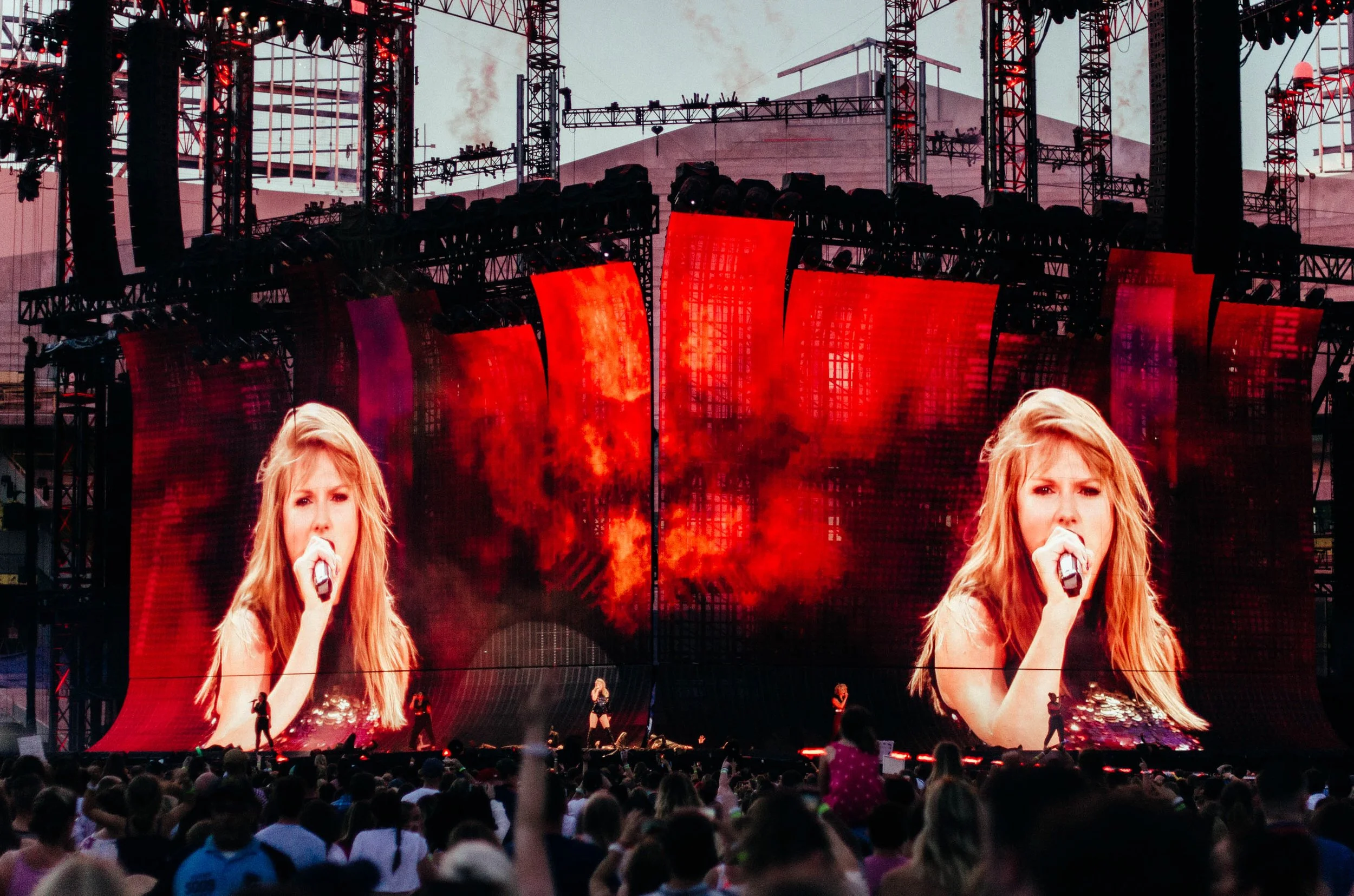 tay99-reputation-stadium-tour-stage-taylor-swift-louisville.jpg
