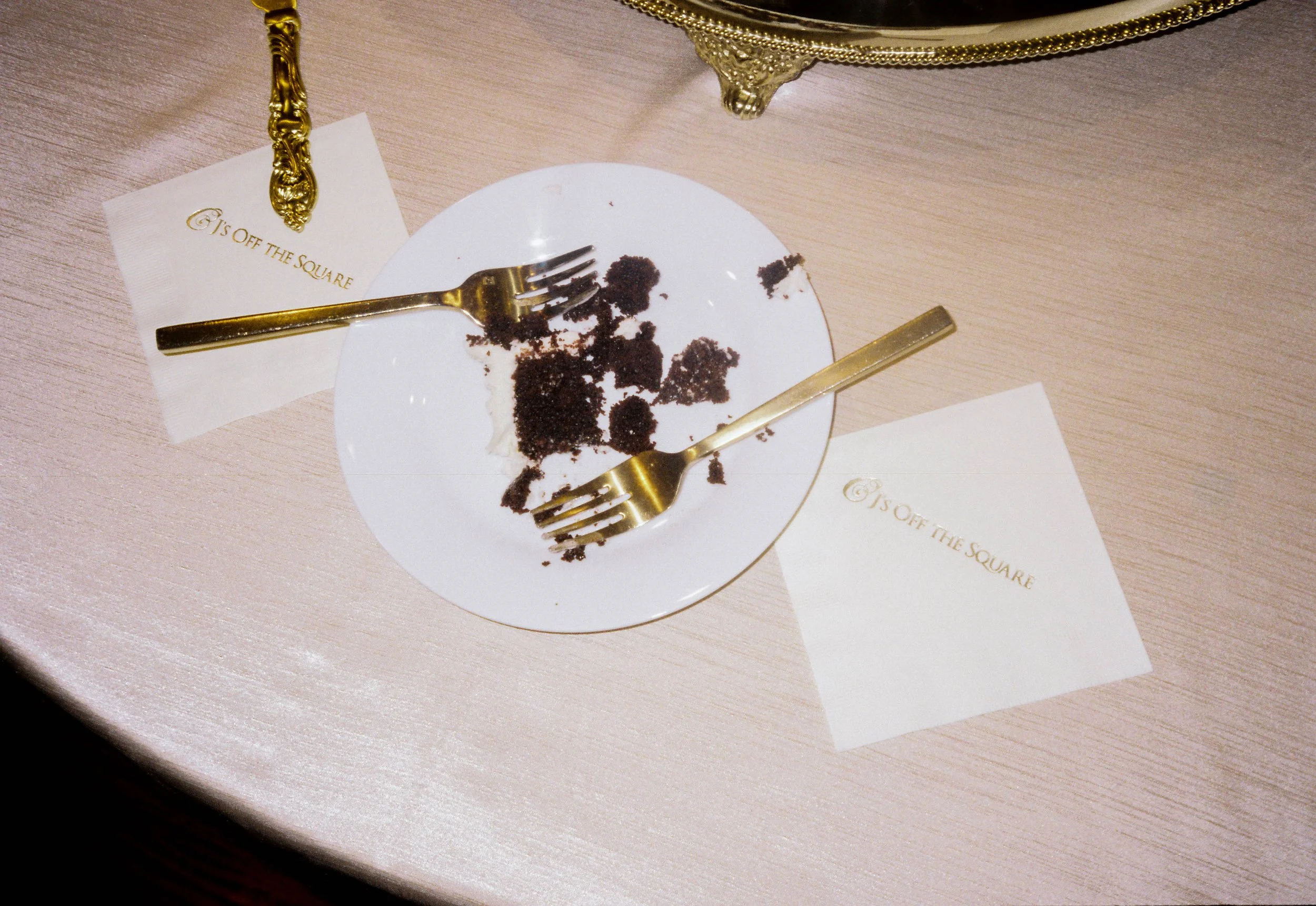 HRF67-cake-with-forks-wedding.jpg
