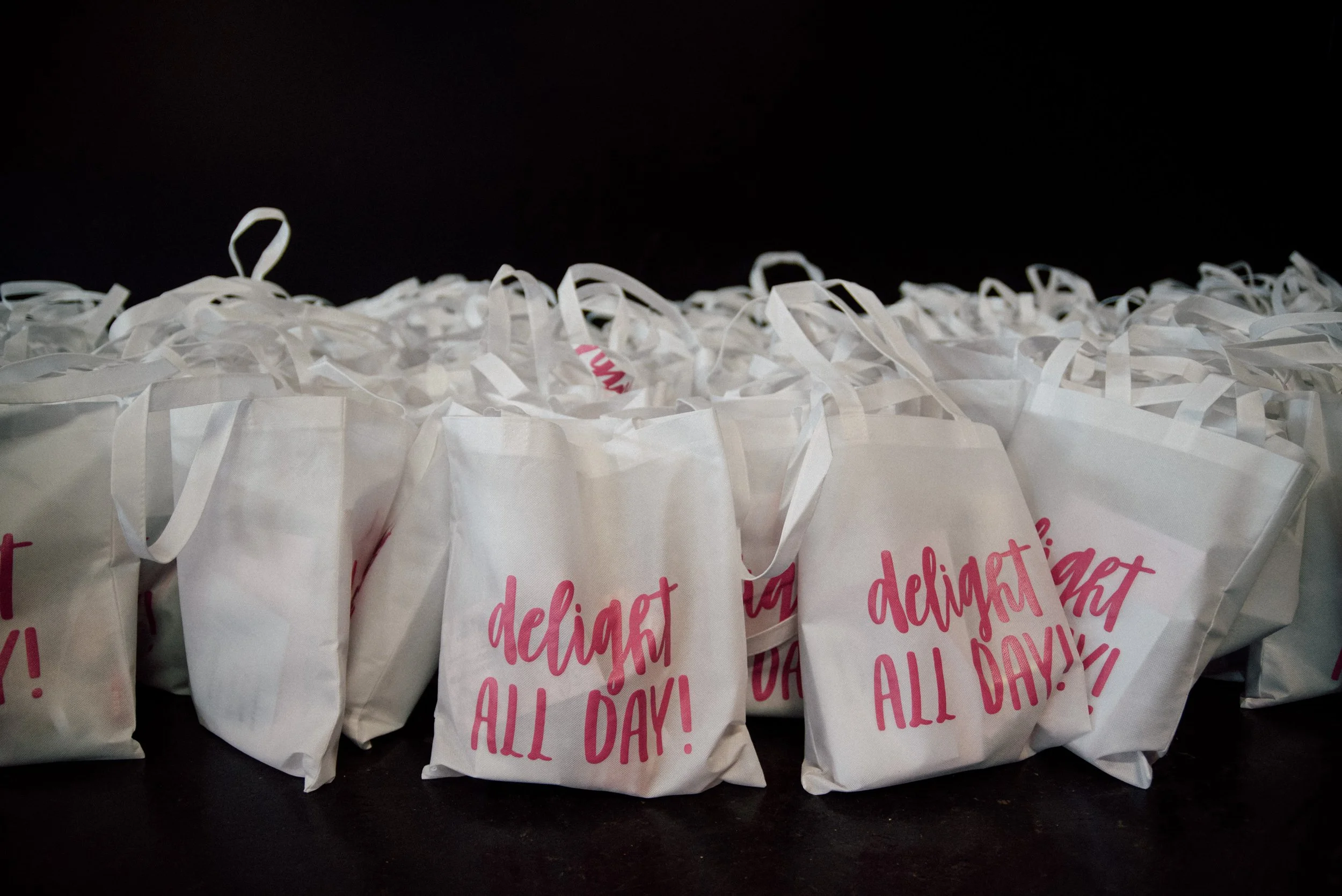 d273-delight-tote-bags.jpg