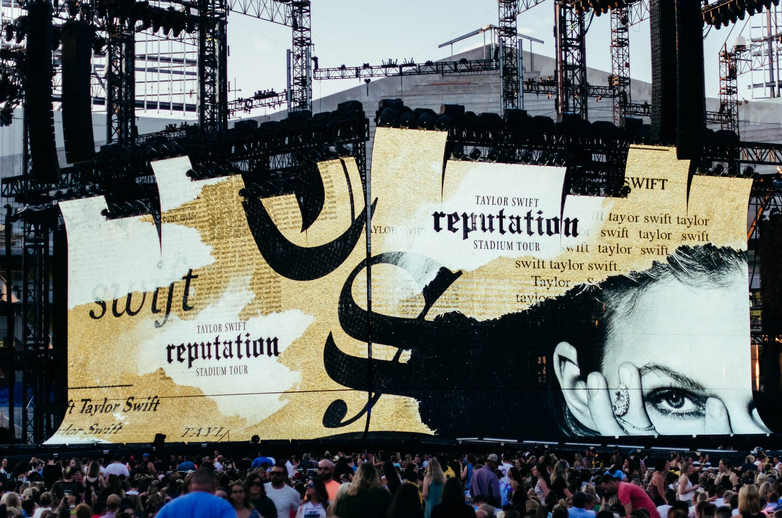 tay90-reputation-stadium-tour-stage-taylor-swift-louisville.jpg
