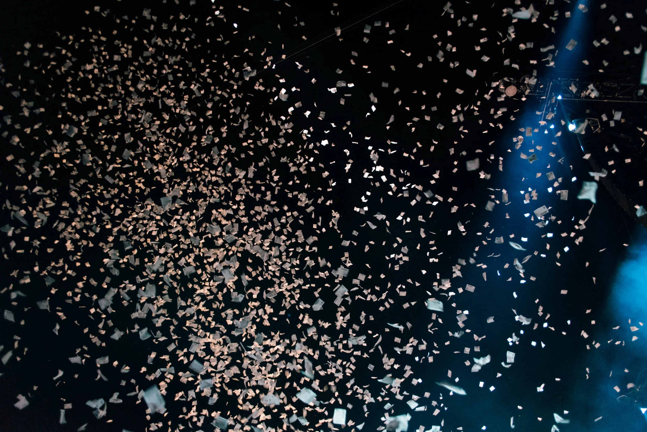 tay170-reputation-stadium-tour-taylor-swift-confetti.jpg