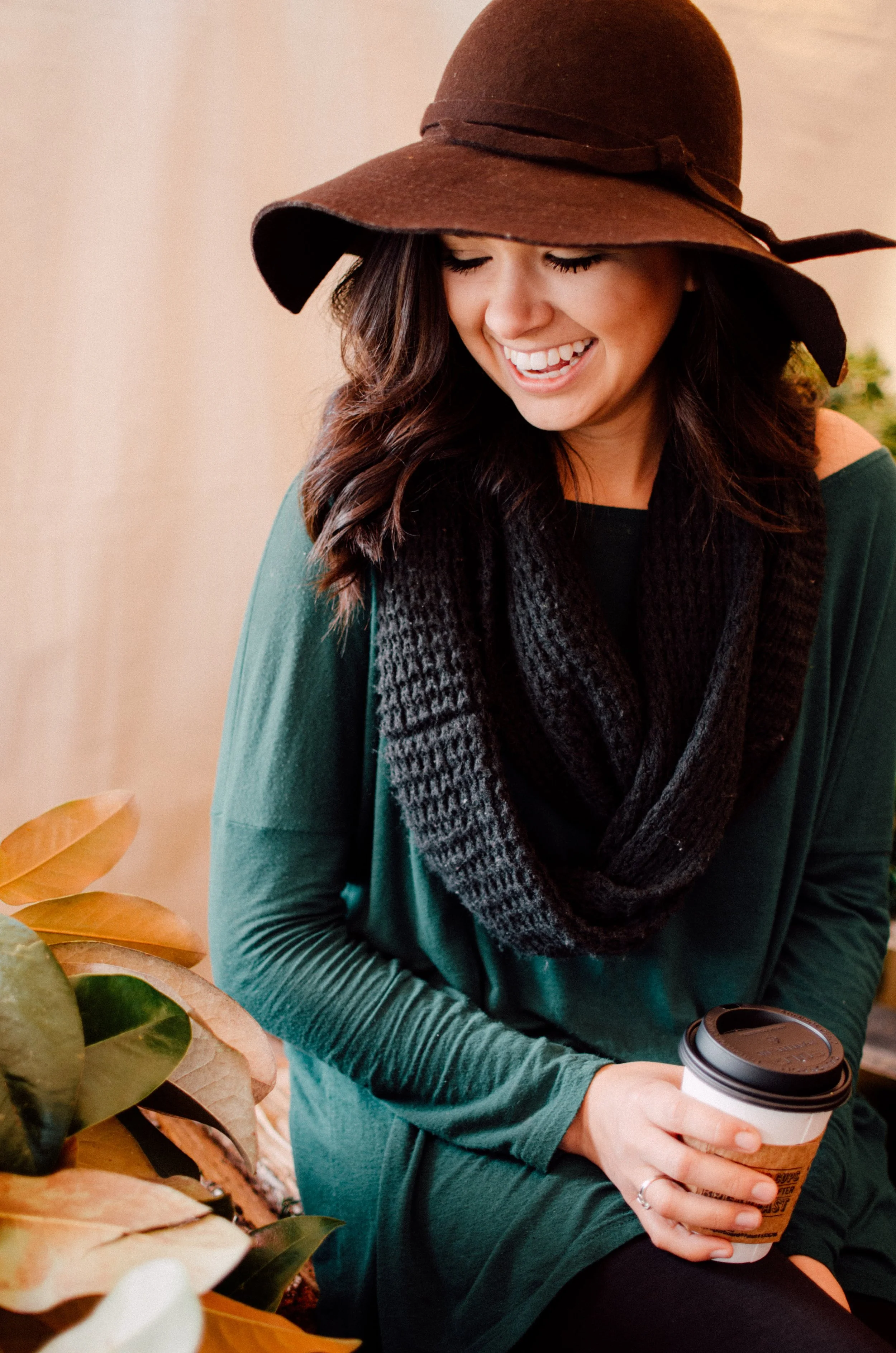d38-woman-floppy-hat-autumn.jpg