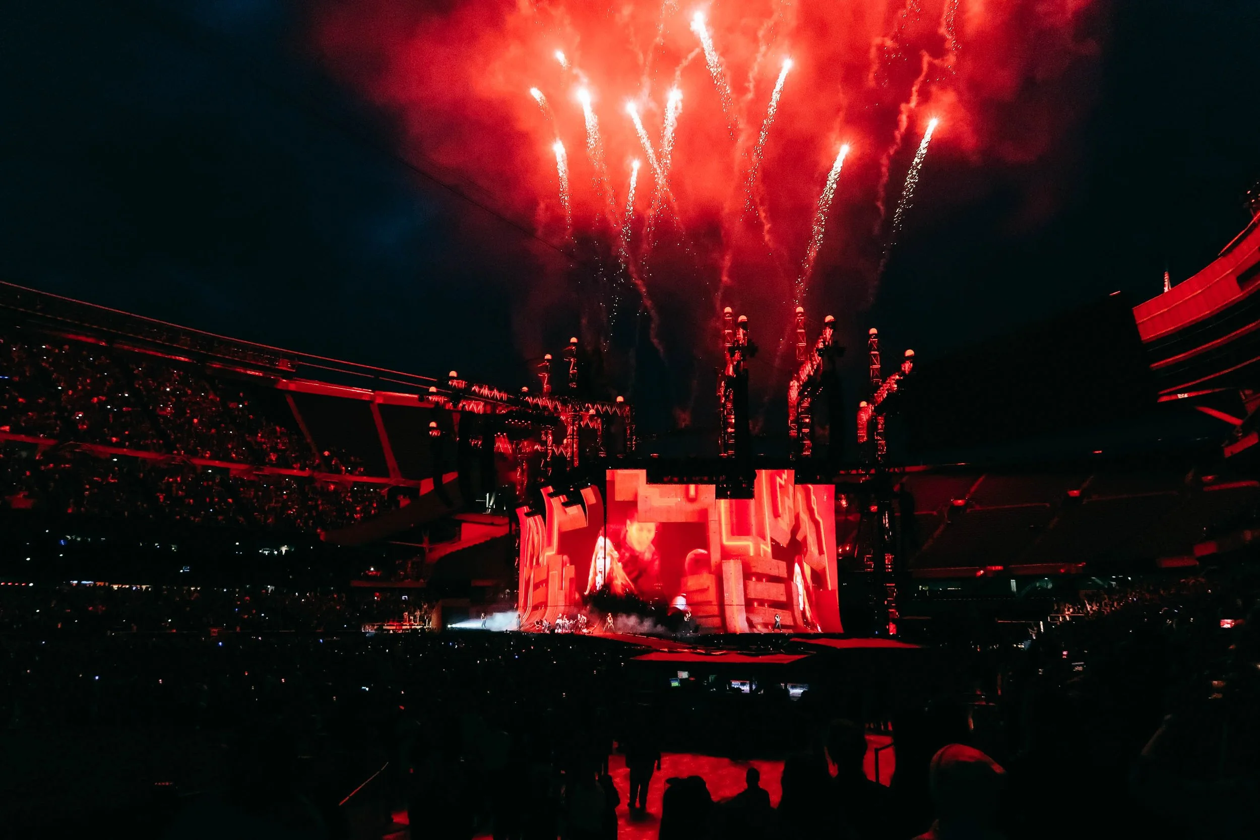 tay59-reputation-stadium-tour-soldier-field-fireworks.jpg