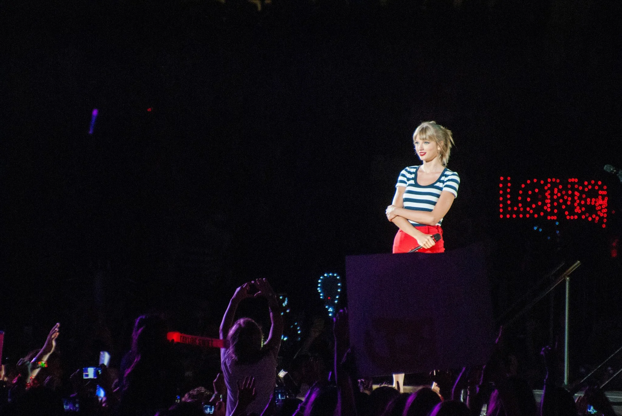 tay8-taylor-swift-red-tour-soldier-field-b-stage.jpg