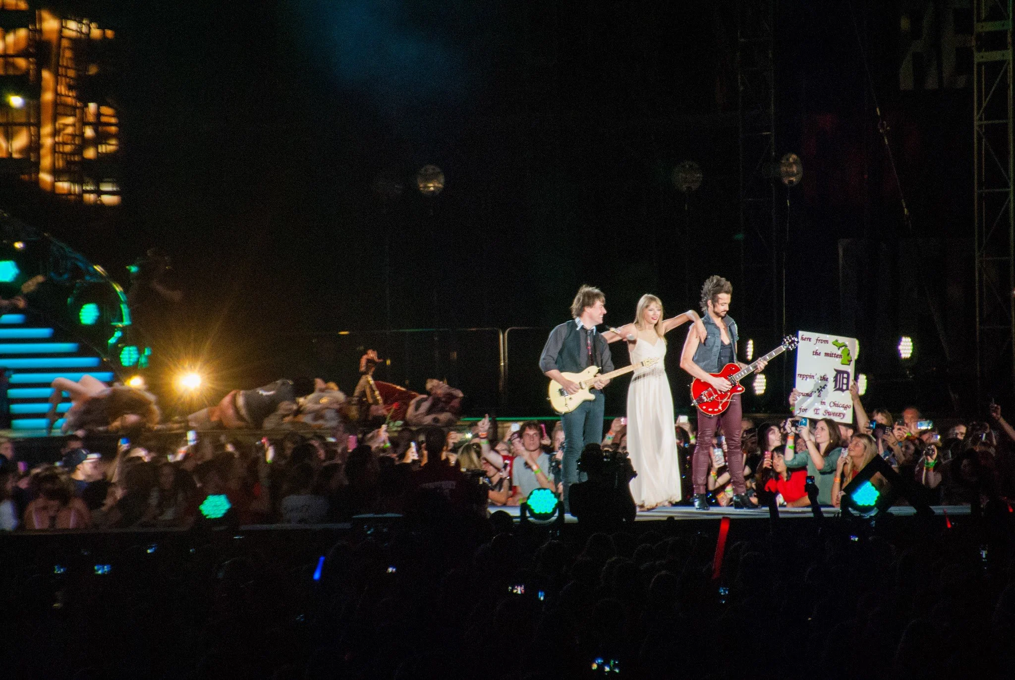 tay16-taylor-swift-red-tour-soldier-field-love-story.jpg
