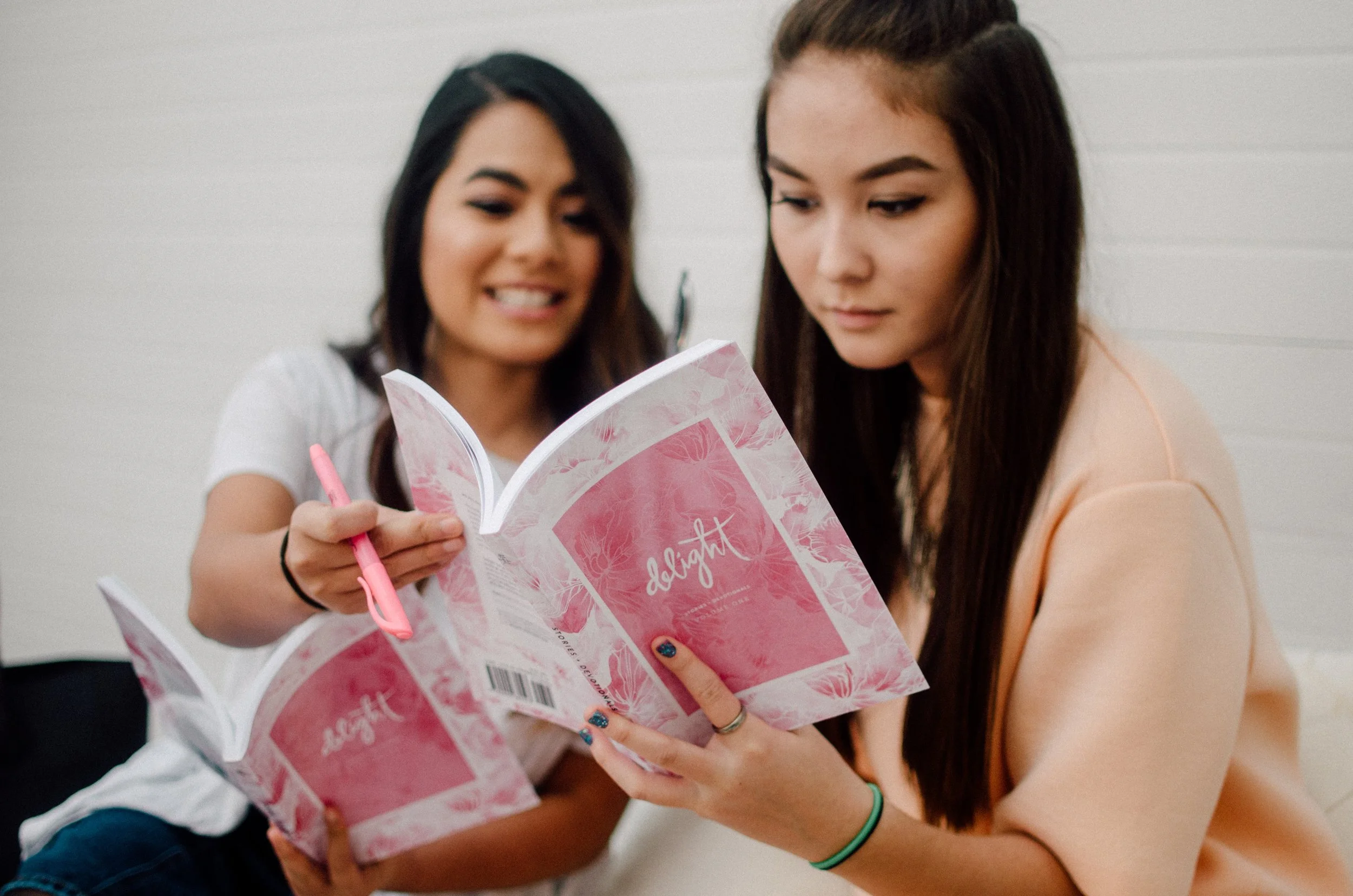 d129-women-reading-delight-books.jpg