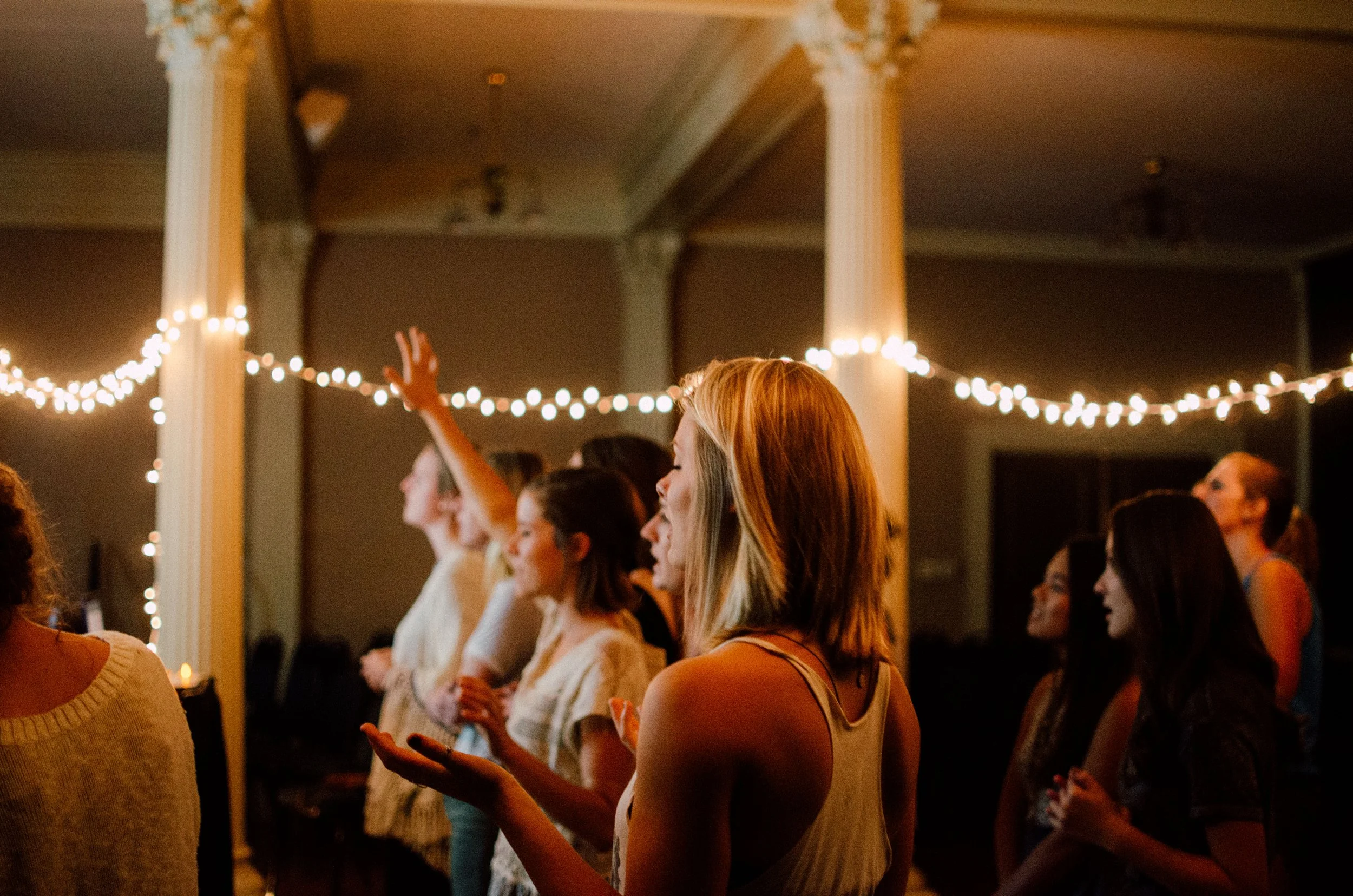 d22-women-worshipping-belmont-university-twinkle-lights.jpg