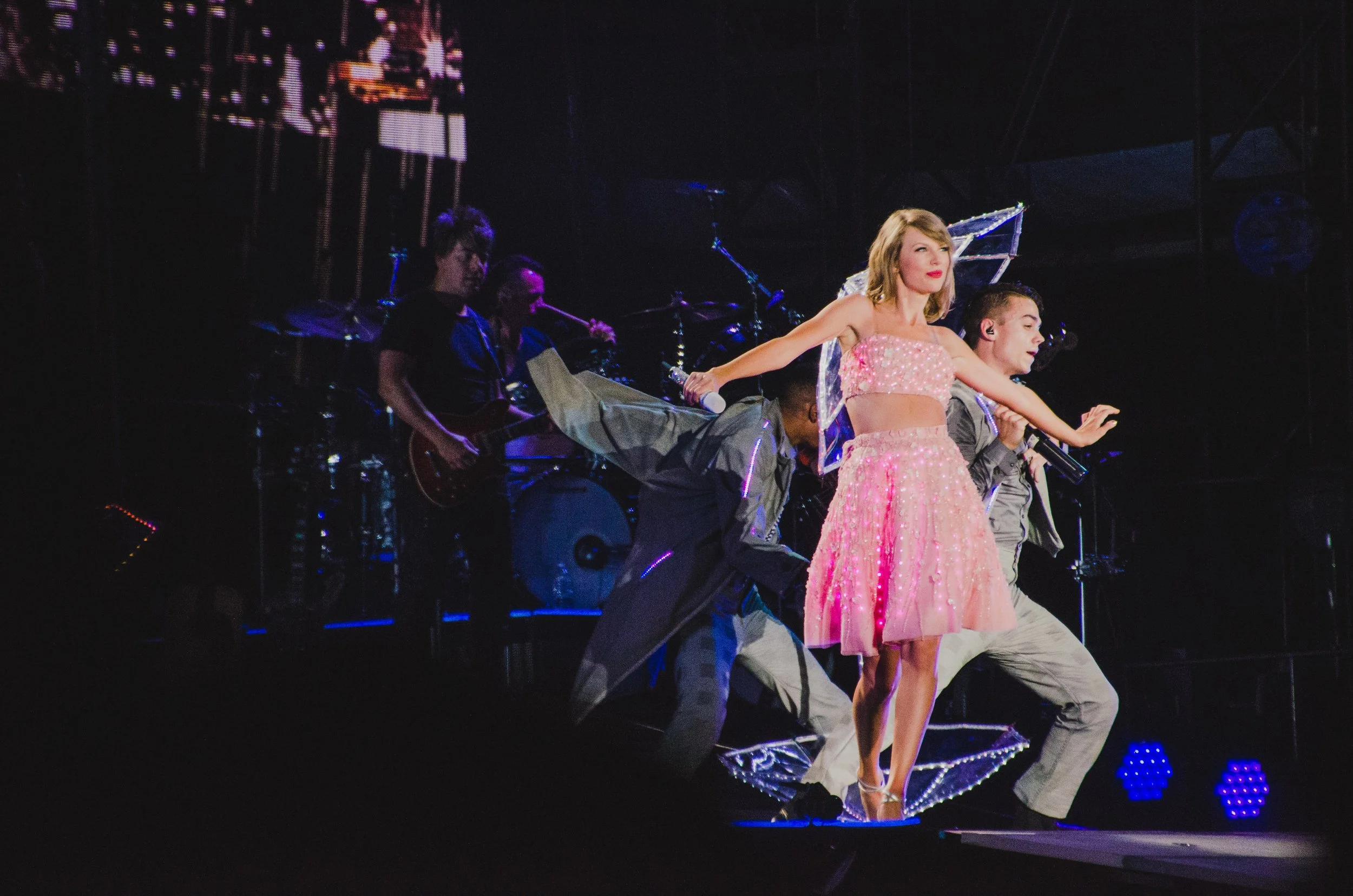 tay31-taylor-swift-1989-world-tour-live-hygtg.jpg