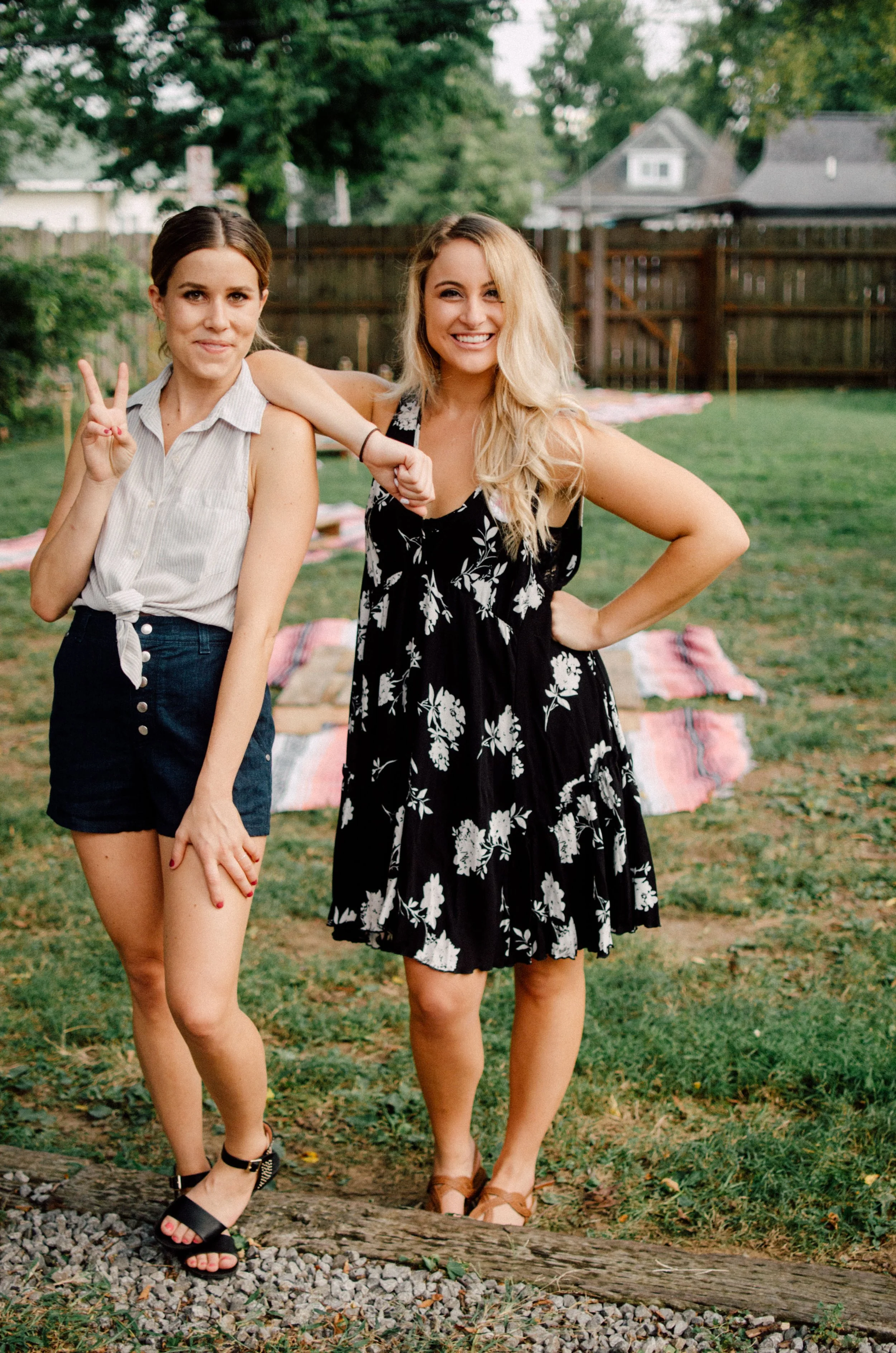 d159-women-posing-smiling-peace-sign.jpg