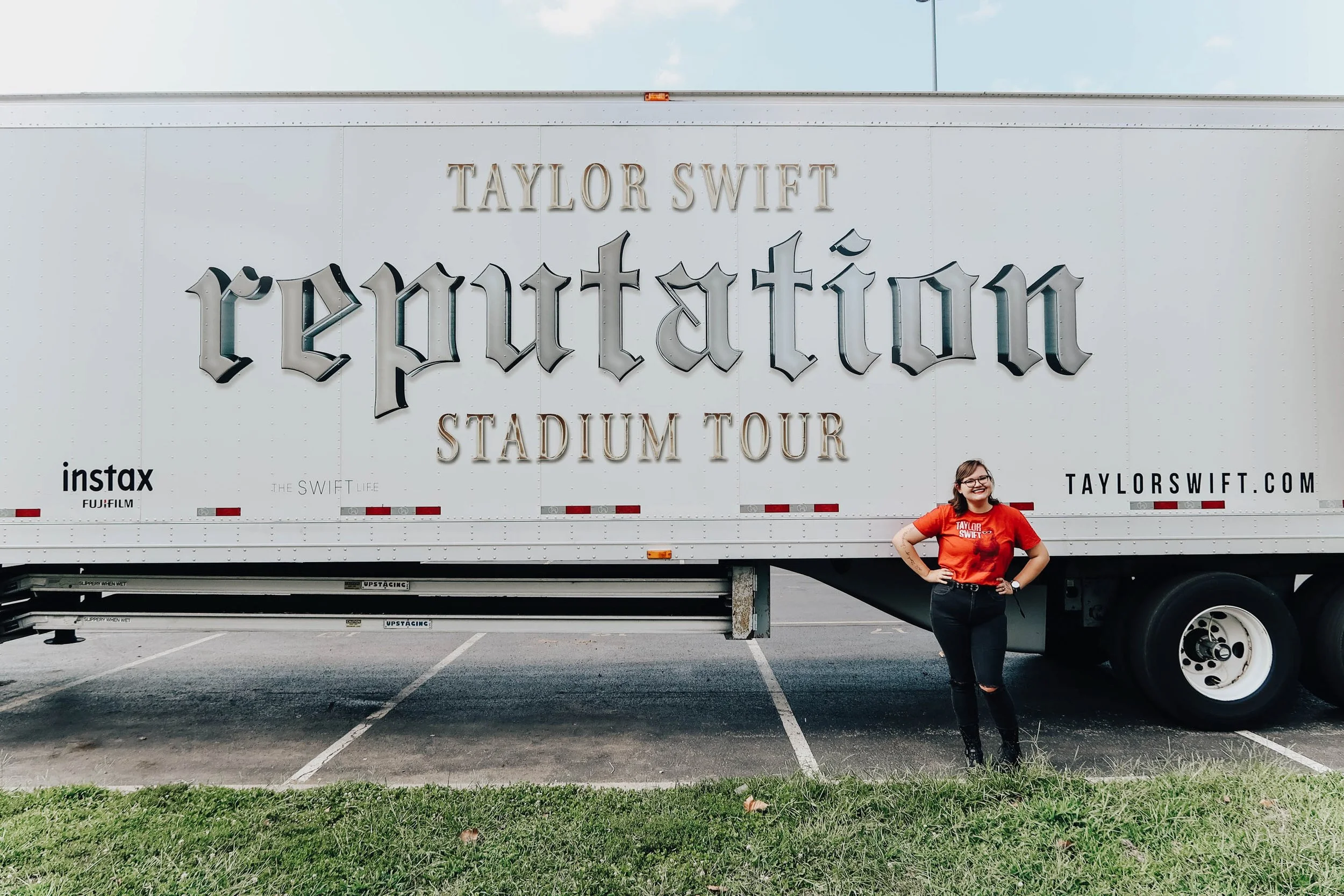 tay121-girl-with-reputation-stadium-tour-bus-taylor-swift.jpg