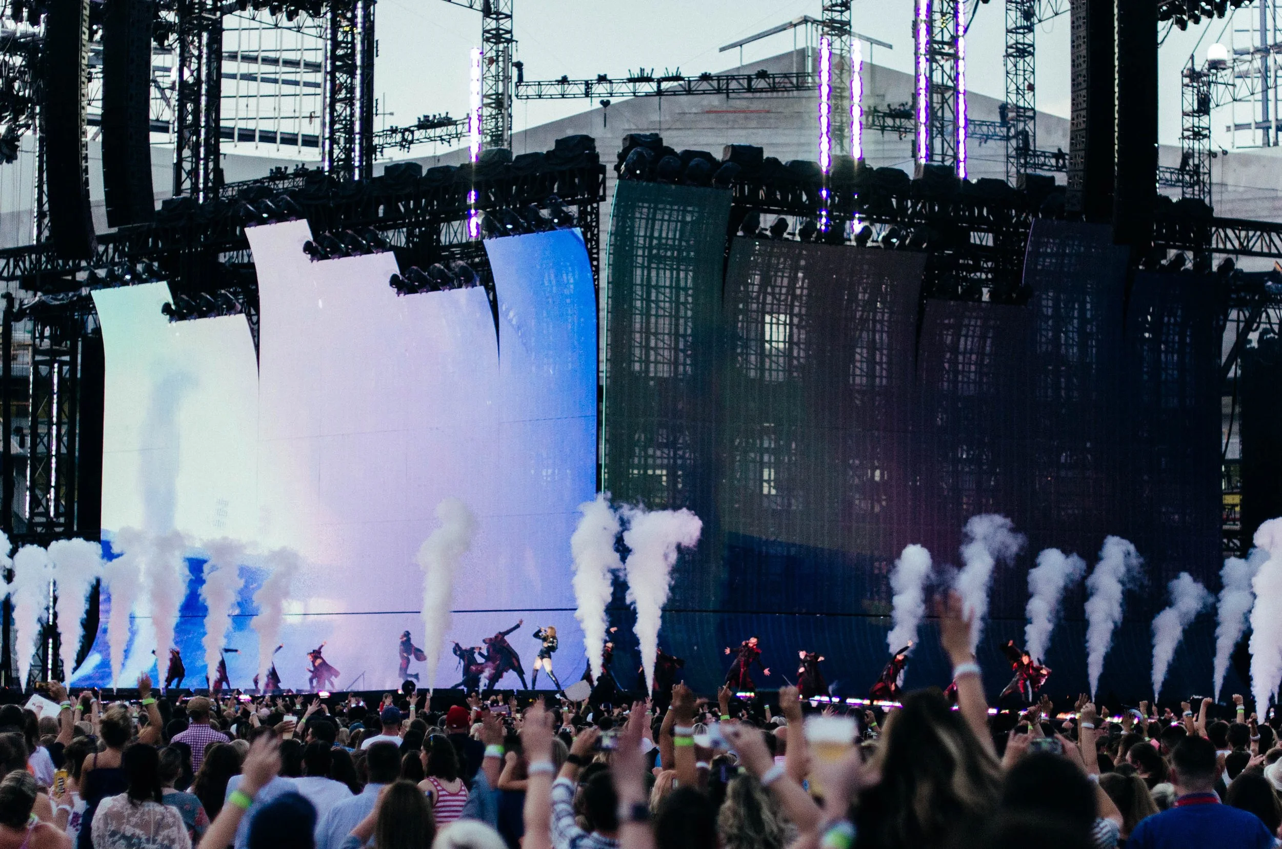 tay95-reputation-stadium-tour-stage-taylor-swift-louisville.jpg