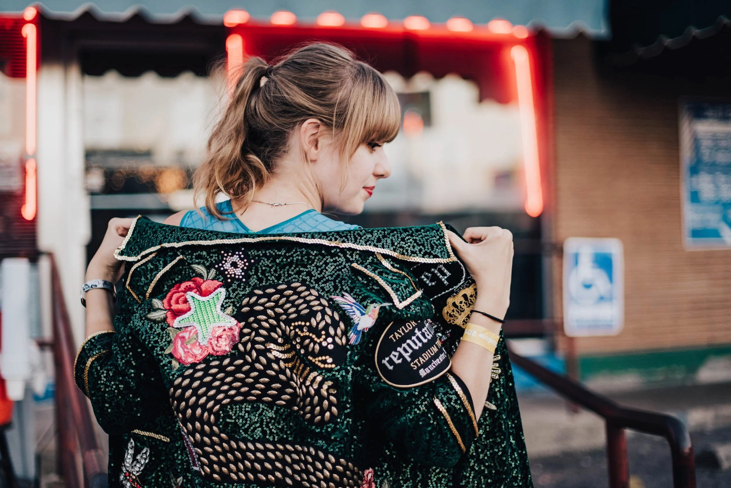 tay184-lotte-teatimetay13-reputation-green-jacket.jpg