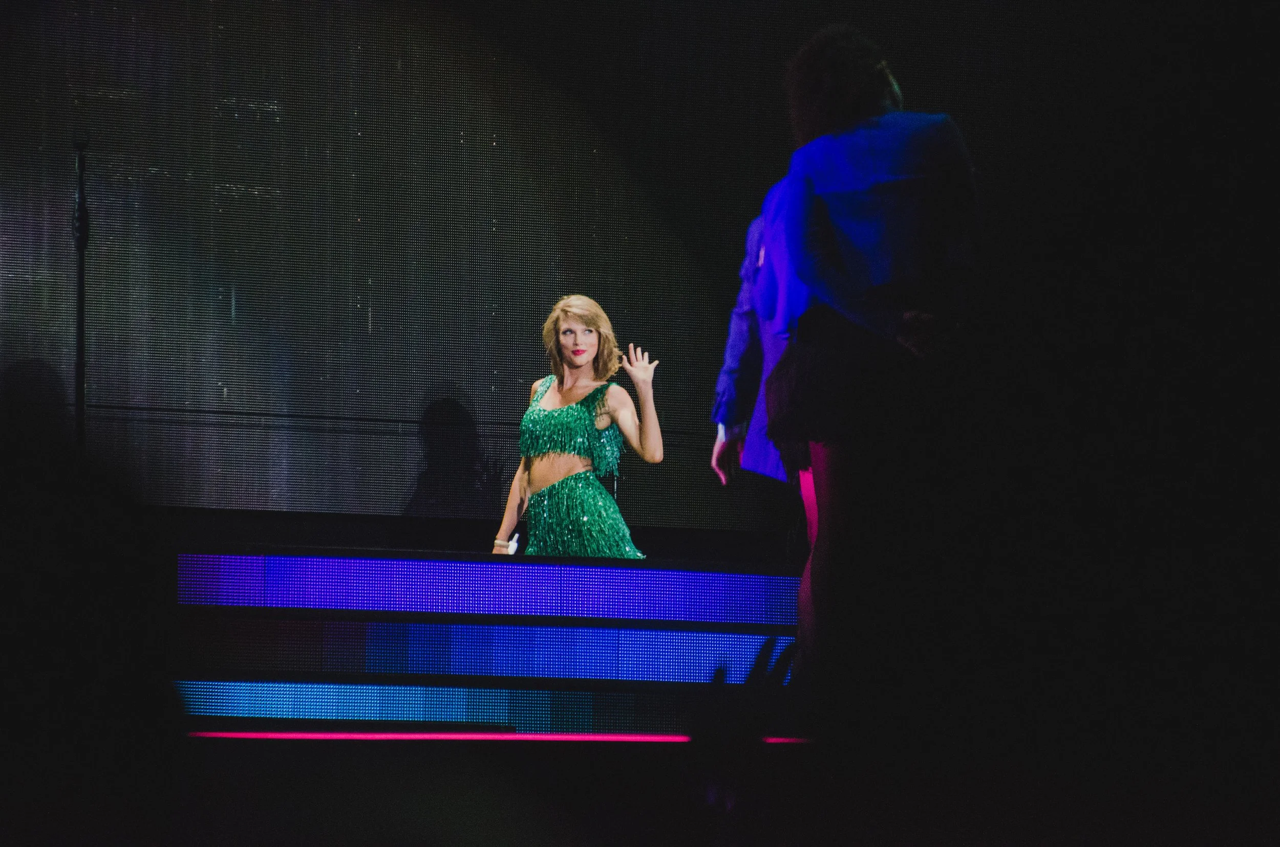 tay54-taylor-swift-1989-world-tour-live-shake-it-off.jpg