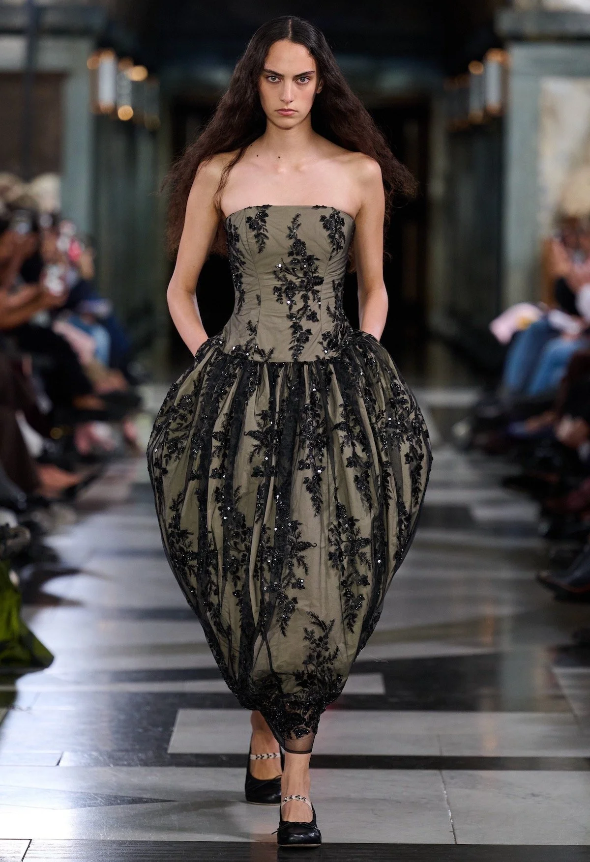 Bunch of Balloons

Simone Rocha Spring 2027

Image: Courtesy