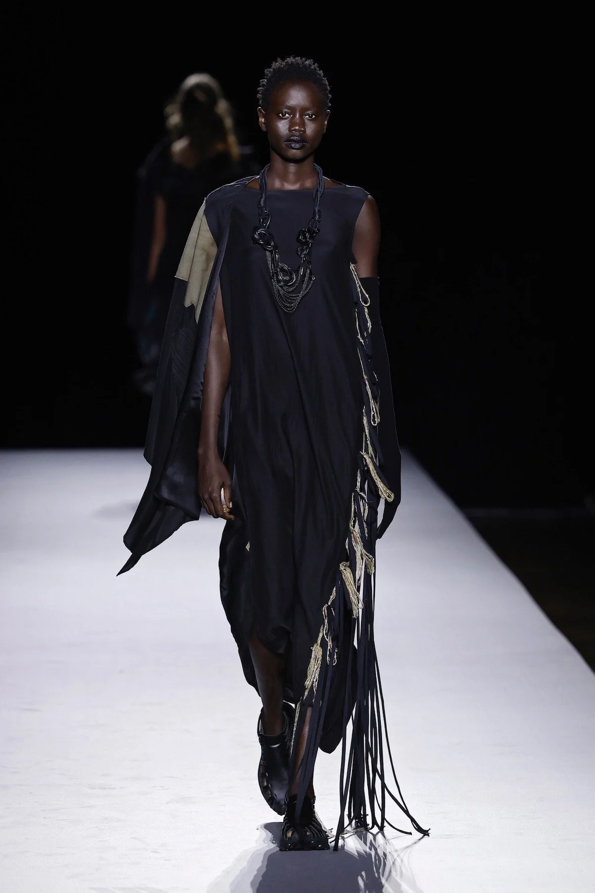 Fits Like a Glove

Yohji Yamamoto Spring 2027 

Image: NOWFASHION.com