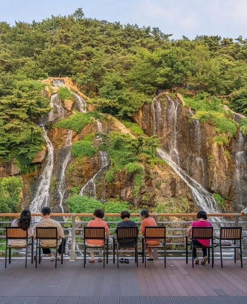 Cafe Pokpo, Seoul: Coffee and calm by the waterfall